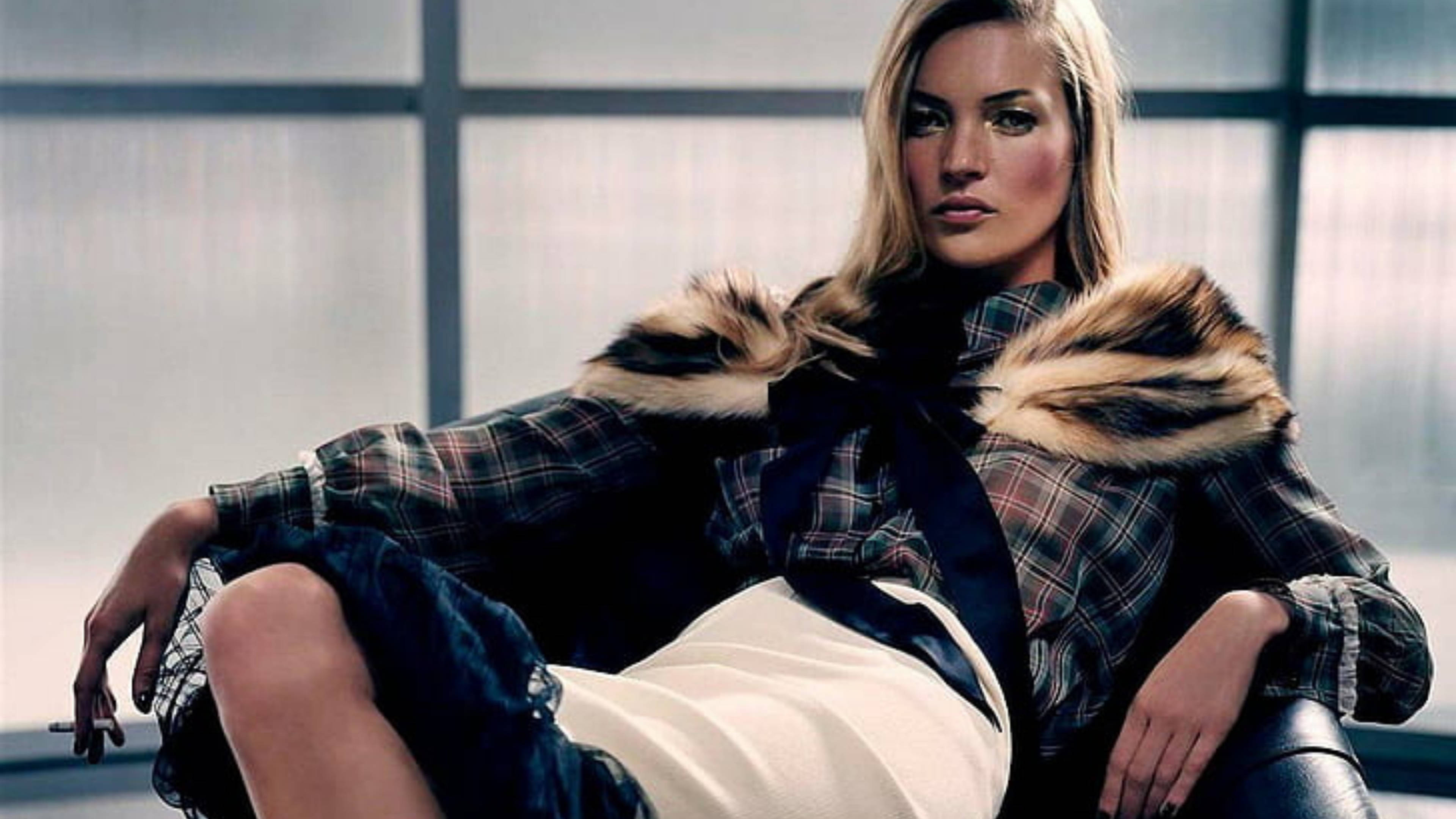 Kate Moss, plaid fur-trimmed coat, leather chair, 4K Desktop Wallpaper