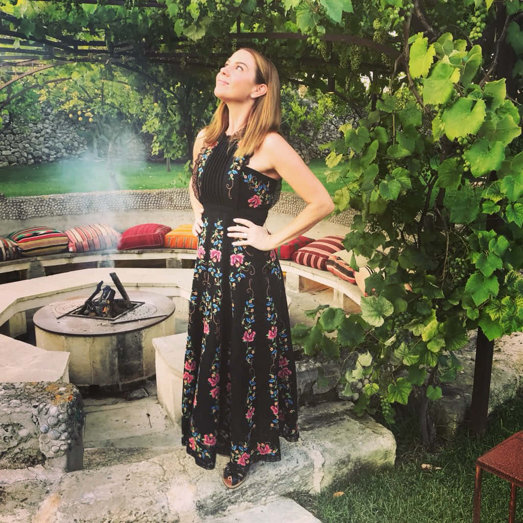 Kate Ritchie, floral dress, vine-covered fire pit, SD Desktop Wallpaper