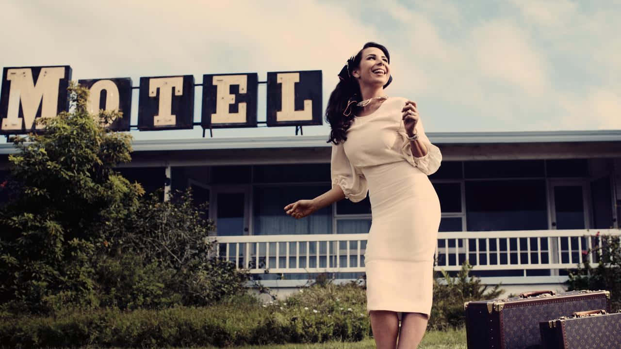 Kate Ritchie, cream dress, vintage motel sign, HD Desktop Wallpaper
