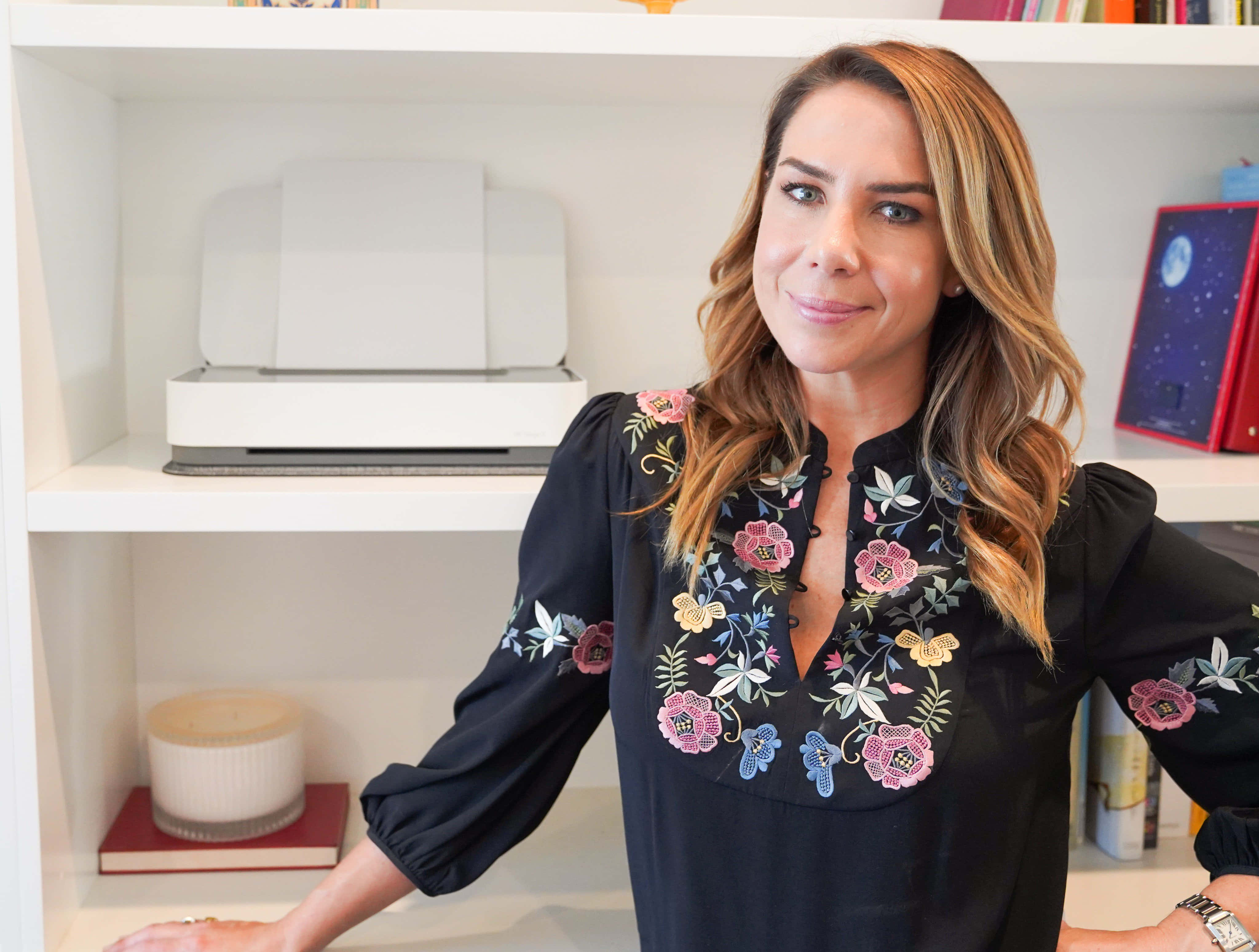Kate Ritchie, black floral embroidered blouse, white bookshelf, 4K Desktop Wallpaper