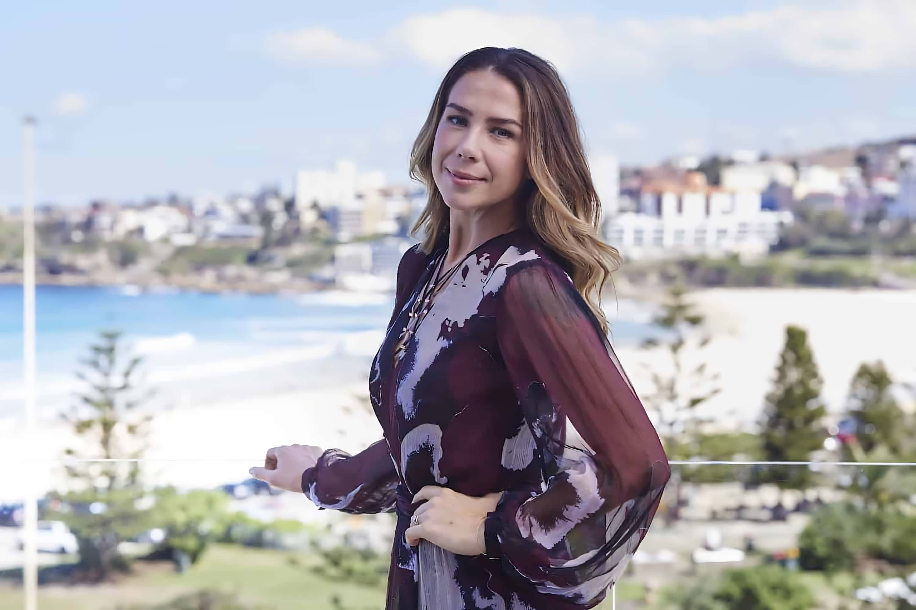 Kate Ritchie, maroon floral dress, balcony, 2K Desktop Wallpaper