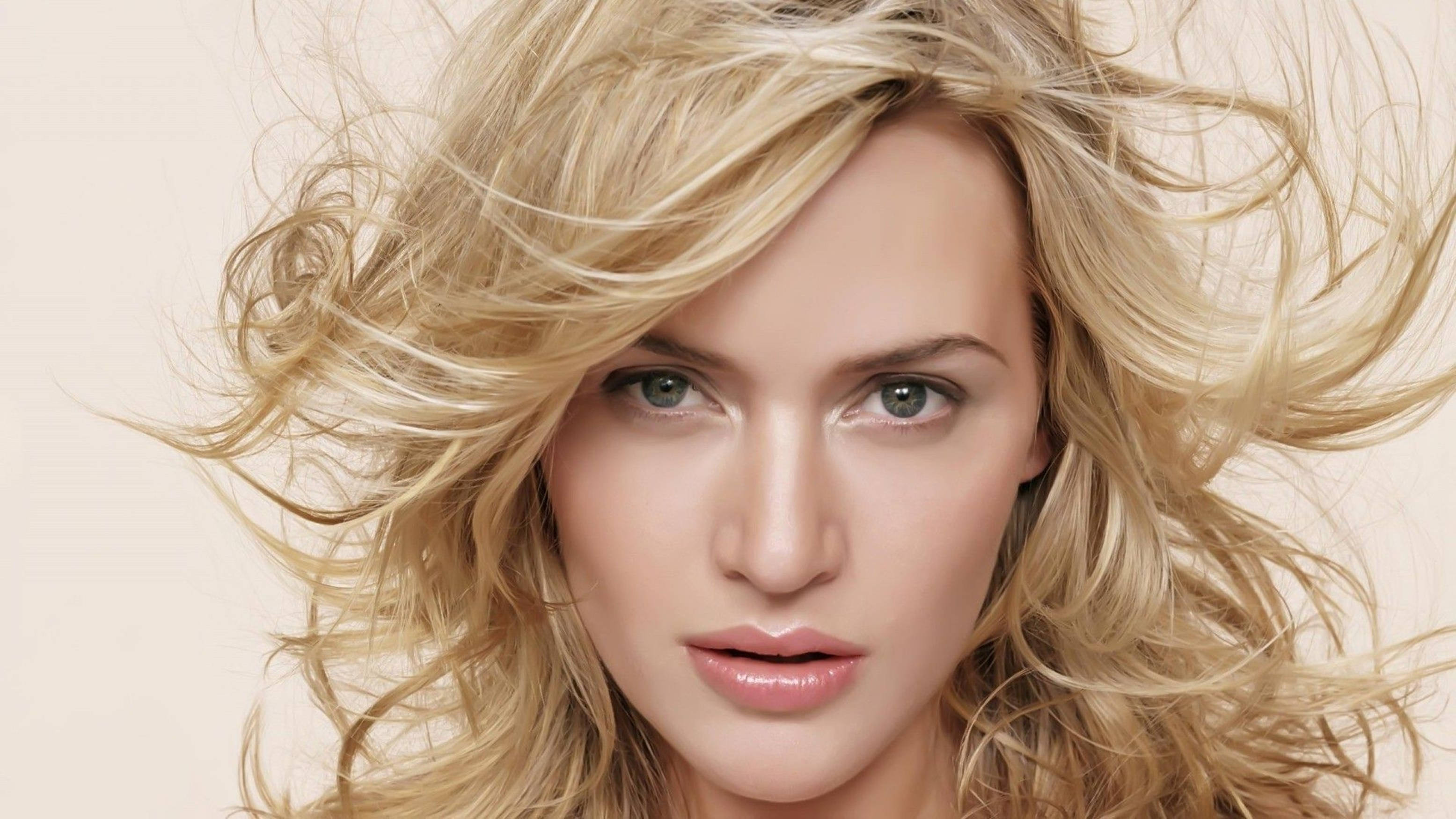 Kate Winslet, blonde hair, intense green eyes, 2K Desktop Wallpaper