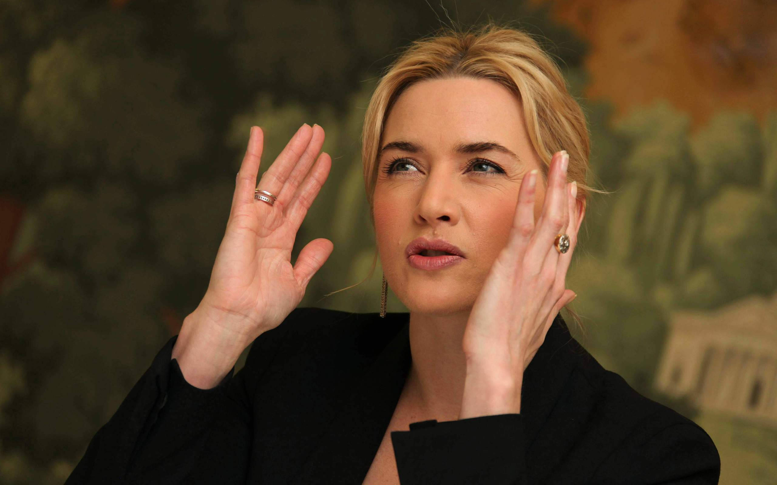 Kate Winslet, black blazer, blurred painted backdrop, 2K Desktop Wallpaper