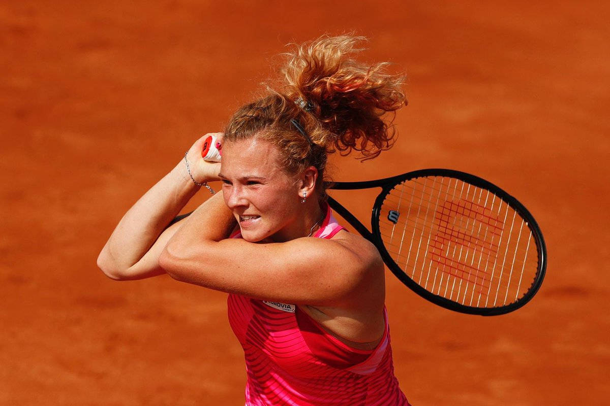 Katerina Siniakova, vibrant pink outfit, sunlit clay court, SD Desktop Wallpaper