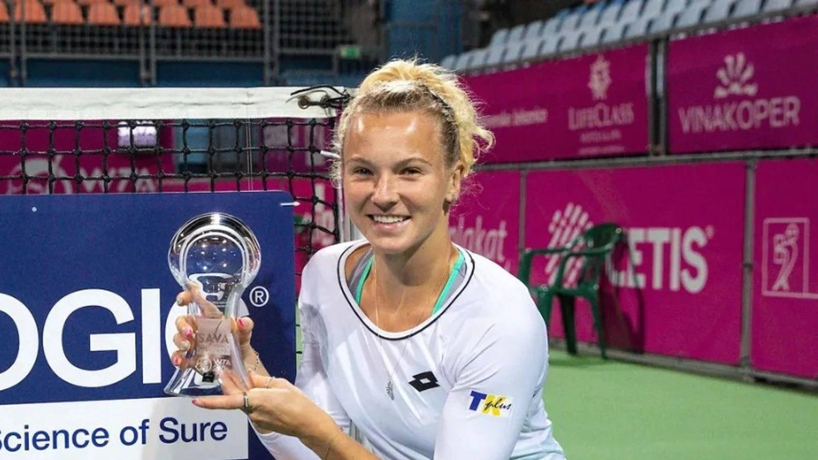 Katerina Siniakova, clear glass trophy, green court, HD Desktop Wallpaper
