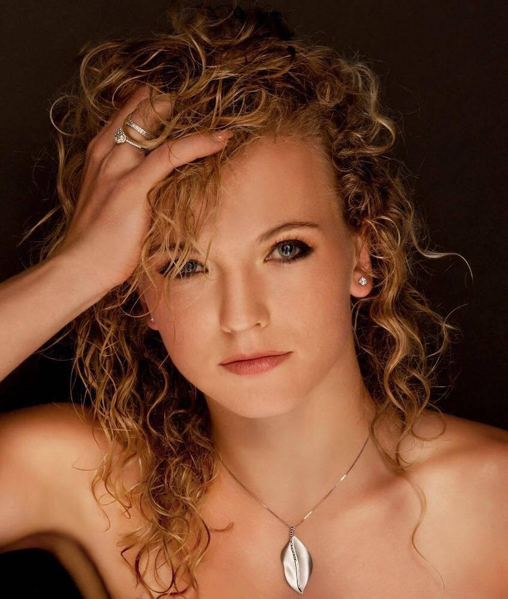 Katerina Siniakova, curly blonde hair, blue eyes, SD Phone Wallpaper