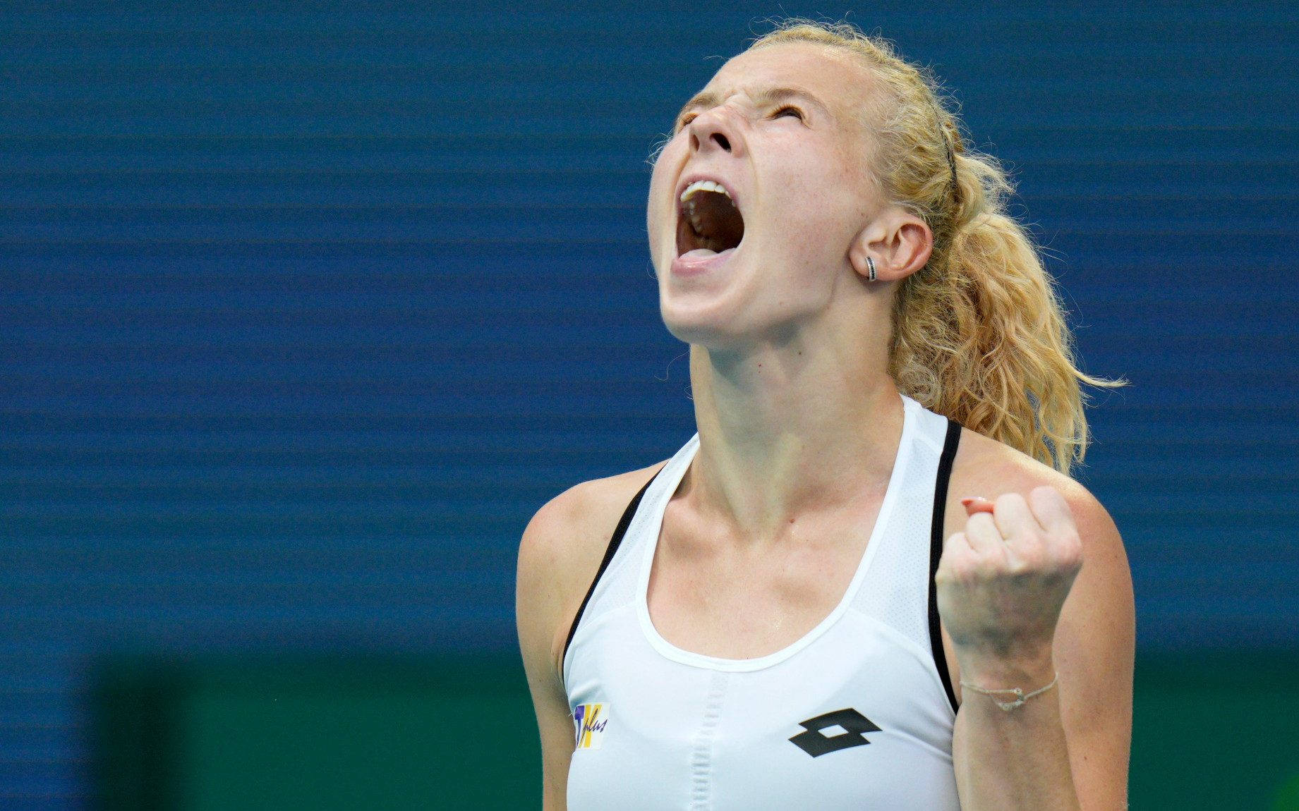Katerina Siniakova, blonde tennis player, fist clenched, HD Desktop Wallpaper