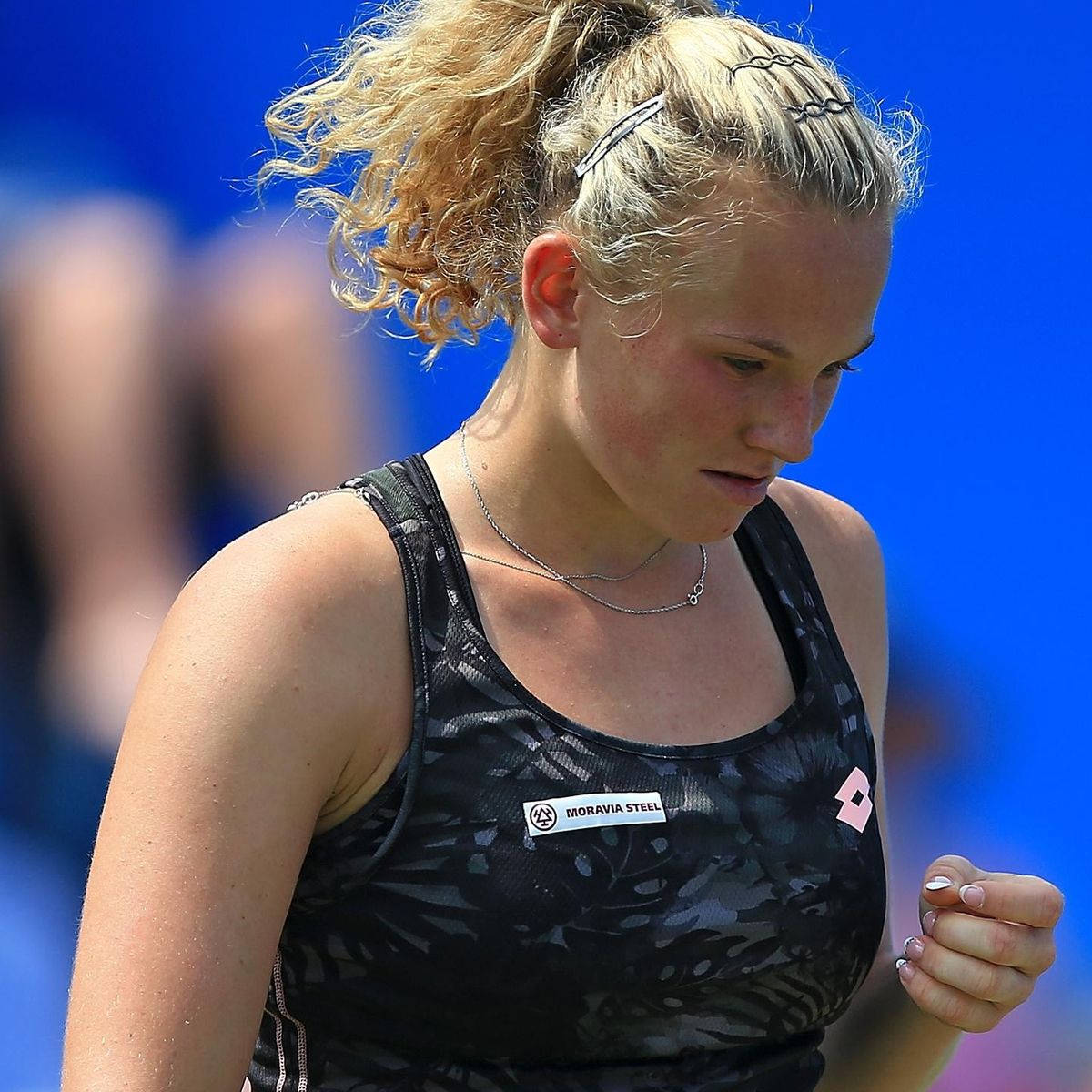 Katerina Siniakova, curly blonde hair, ponytail, SD Desktop Wallpaper