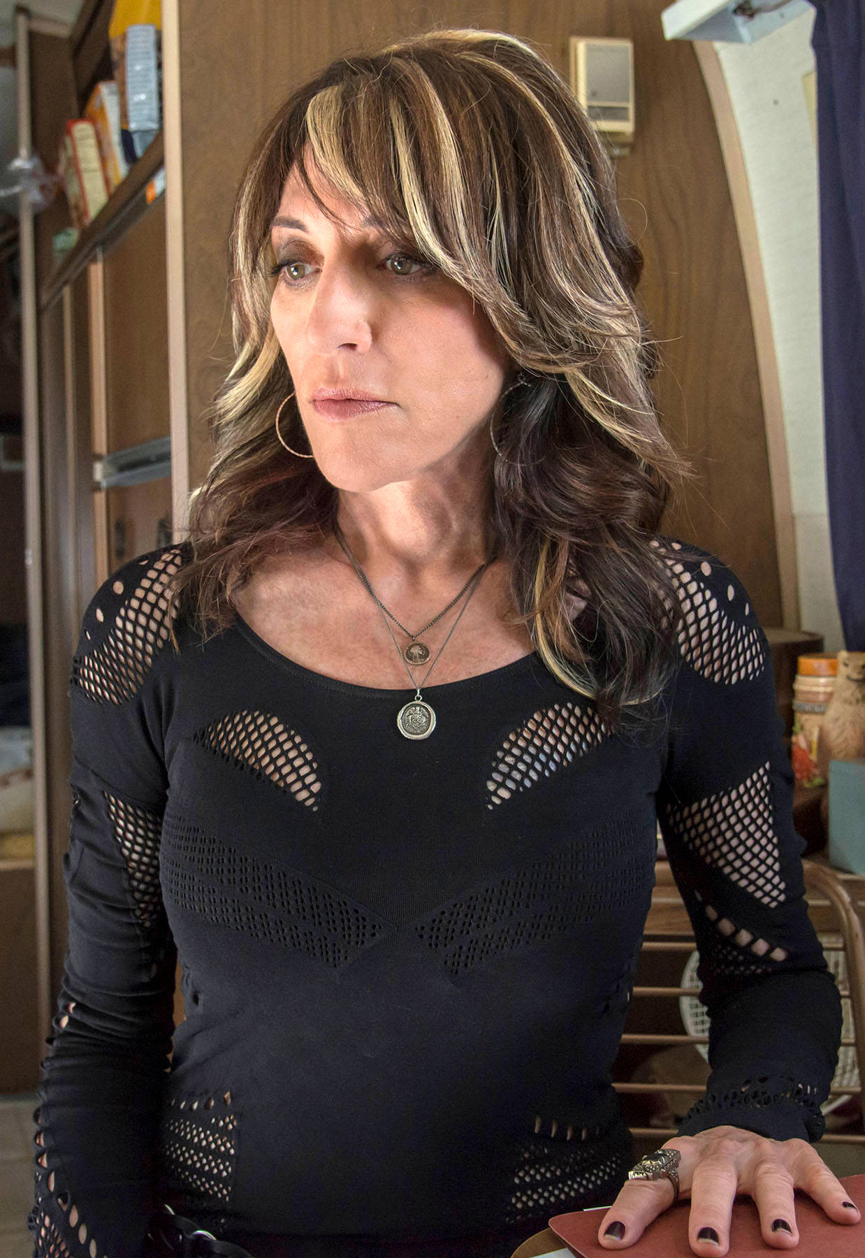 Katey Sagal, black mesh top, layered brown and blonde hair, HD Phone Wallpaper