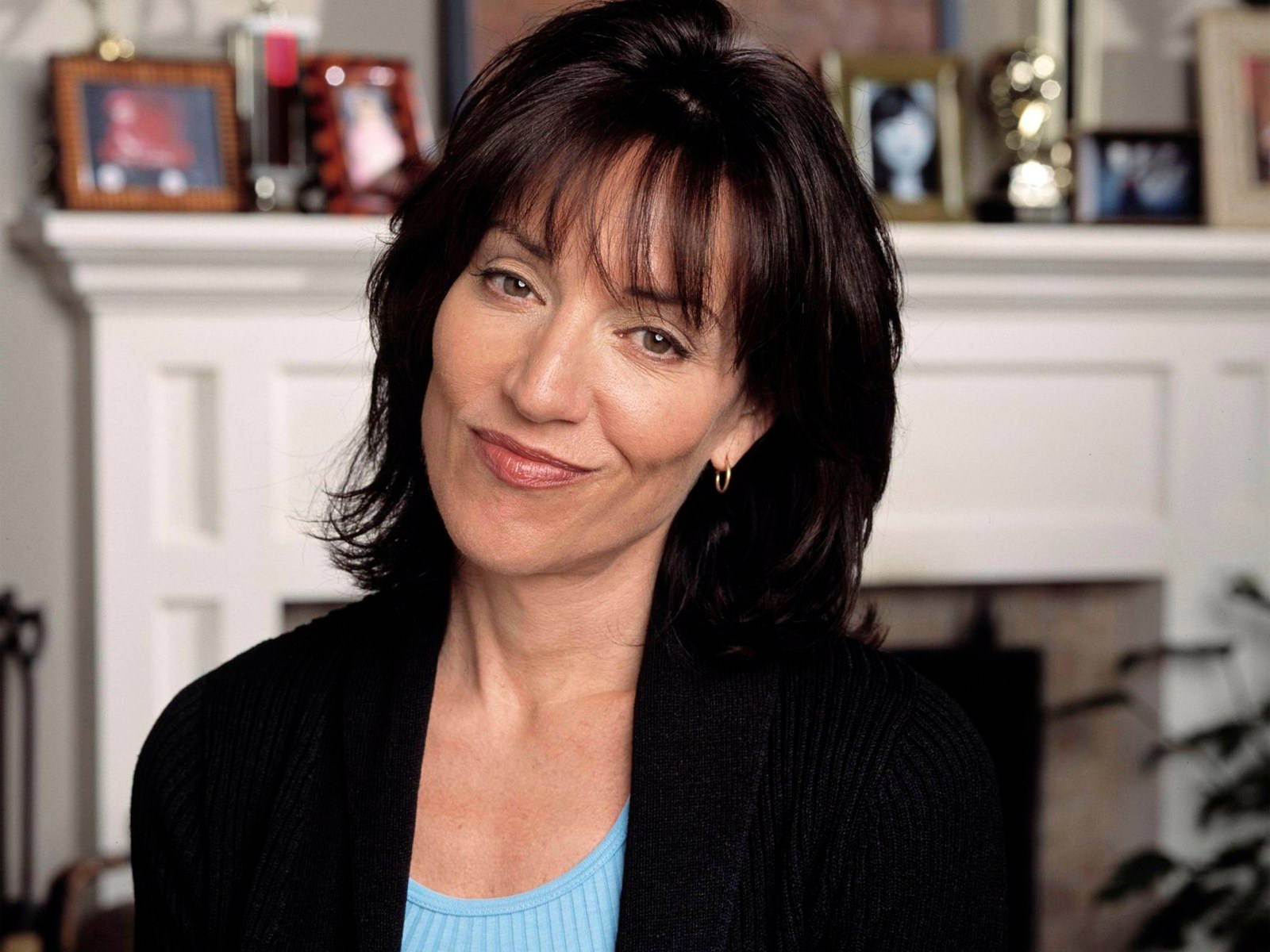 8 Simple Rules, Katey Sagal, cozy living room, HD Desktop Wallpaper