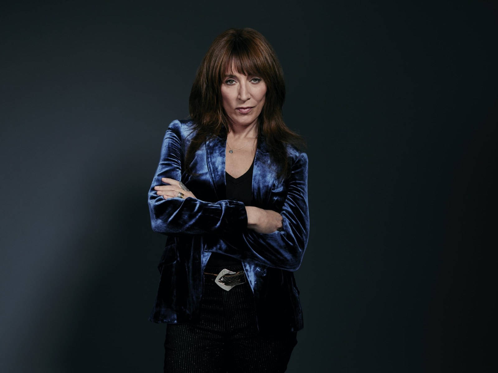 Katey Sagal, blue velvet blazer, dark gray studio background, HD Desktop Wallpaper