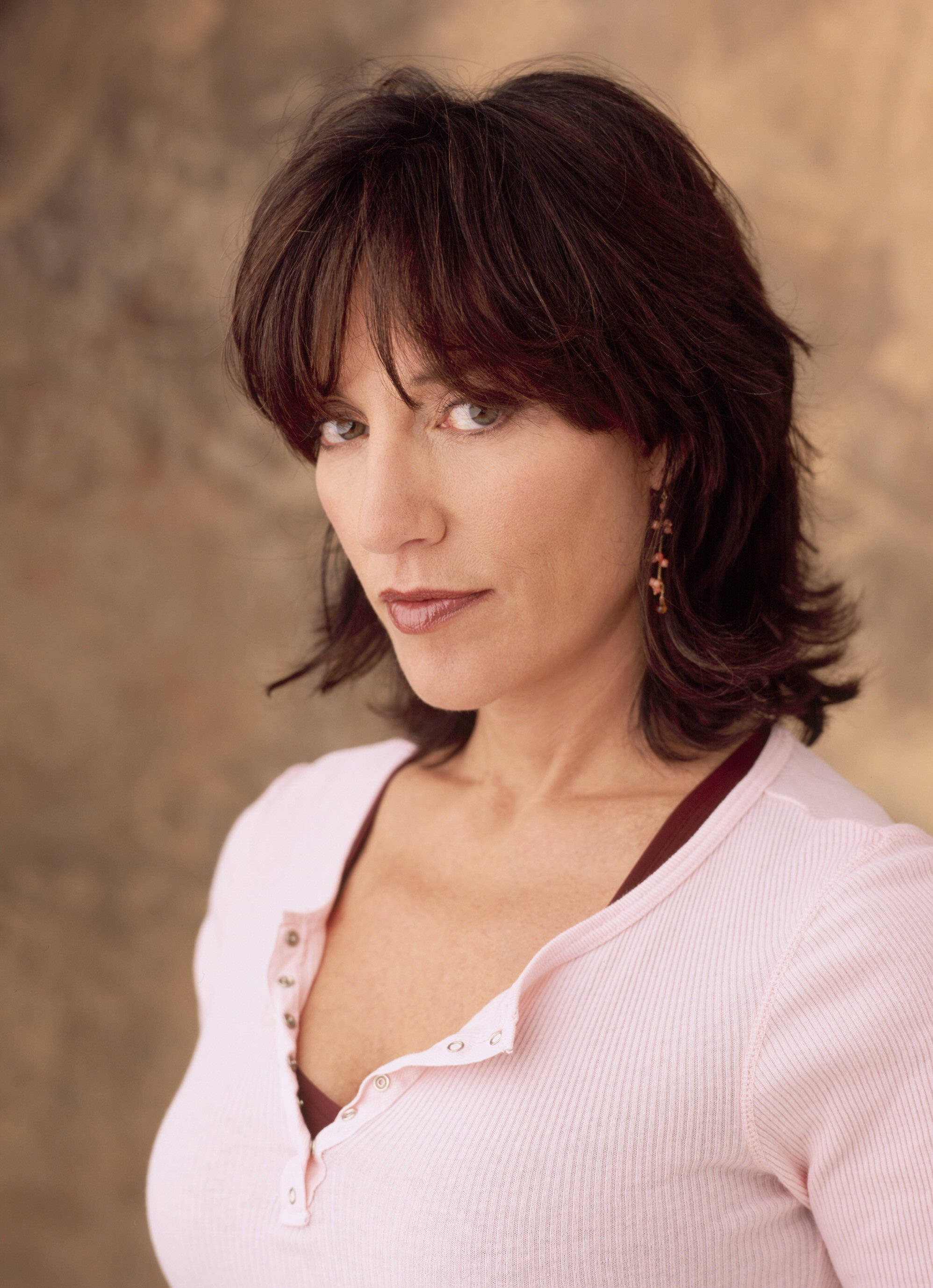 Katey Sagal, dark hair, pink top, 2K Phone Wallpaper