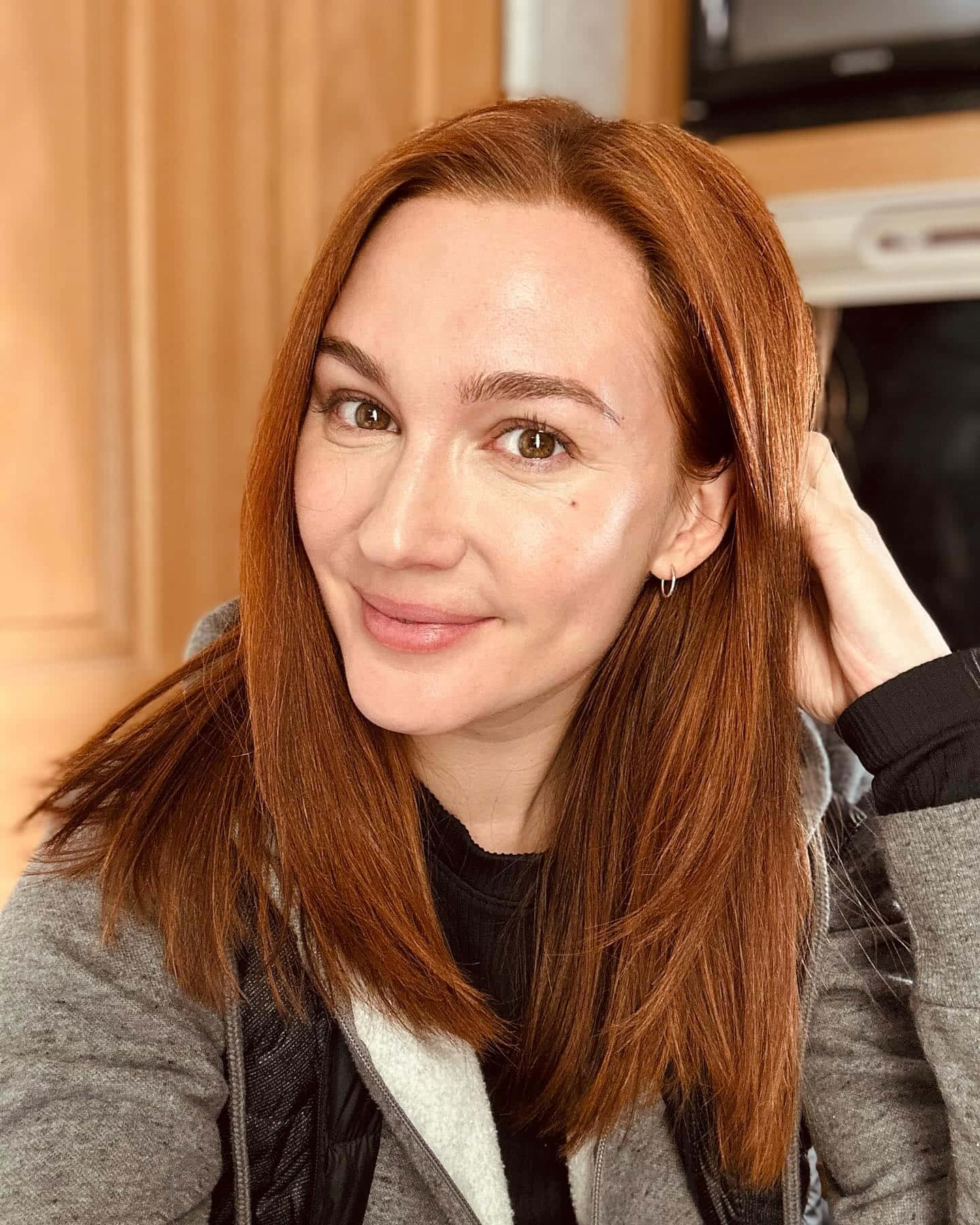 Katherine Barrell, auburn hair, cozy kitchen, HD Phone Wallpaper