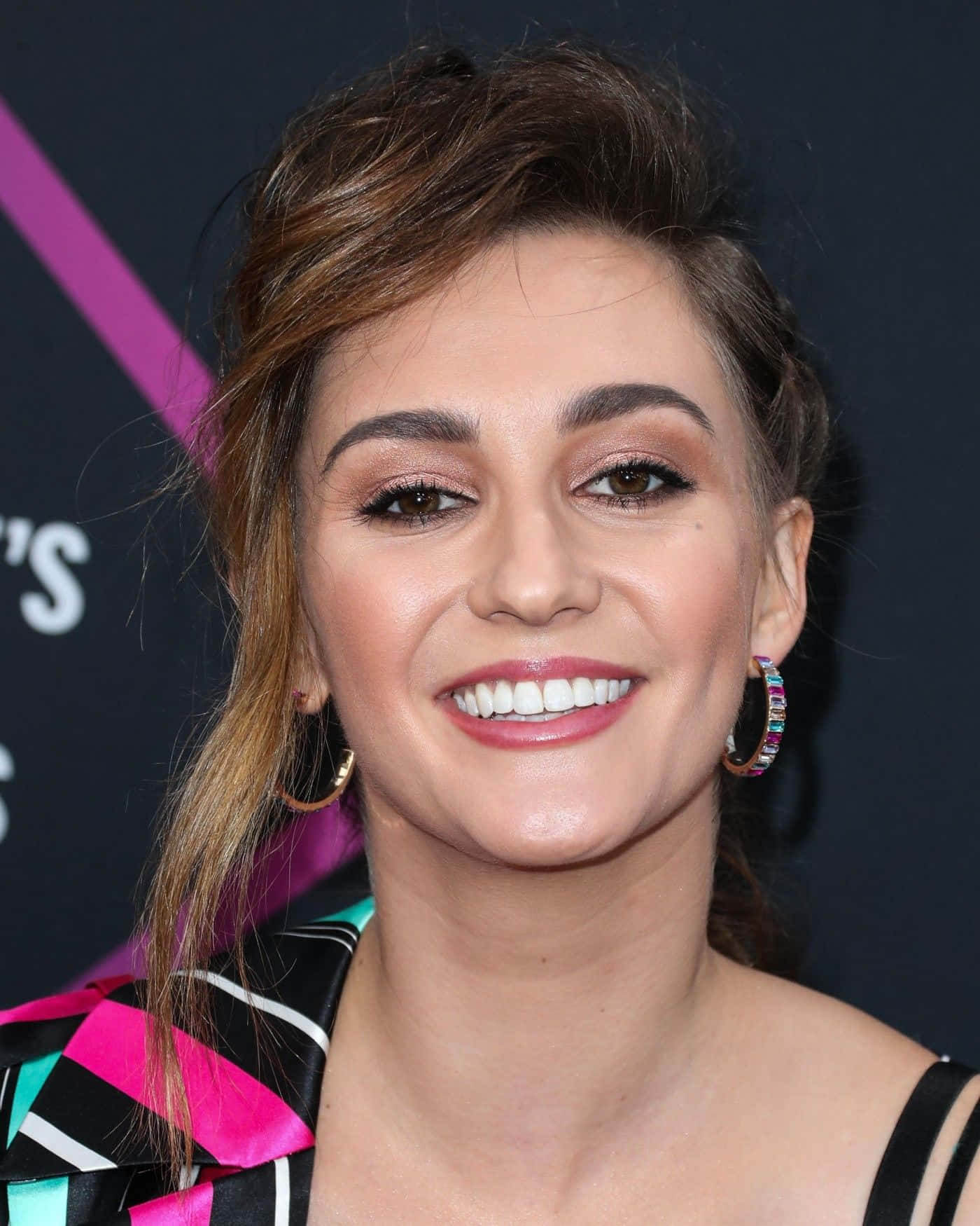 Katherine Barrell, smiling, styled hair, HD Phone Wallpaper