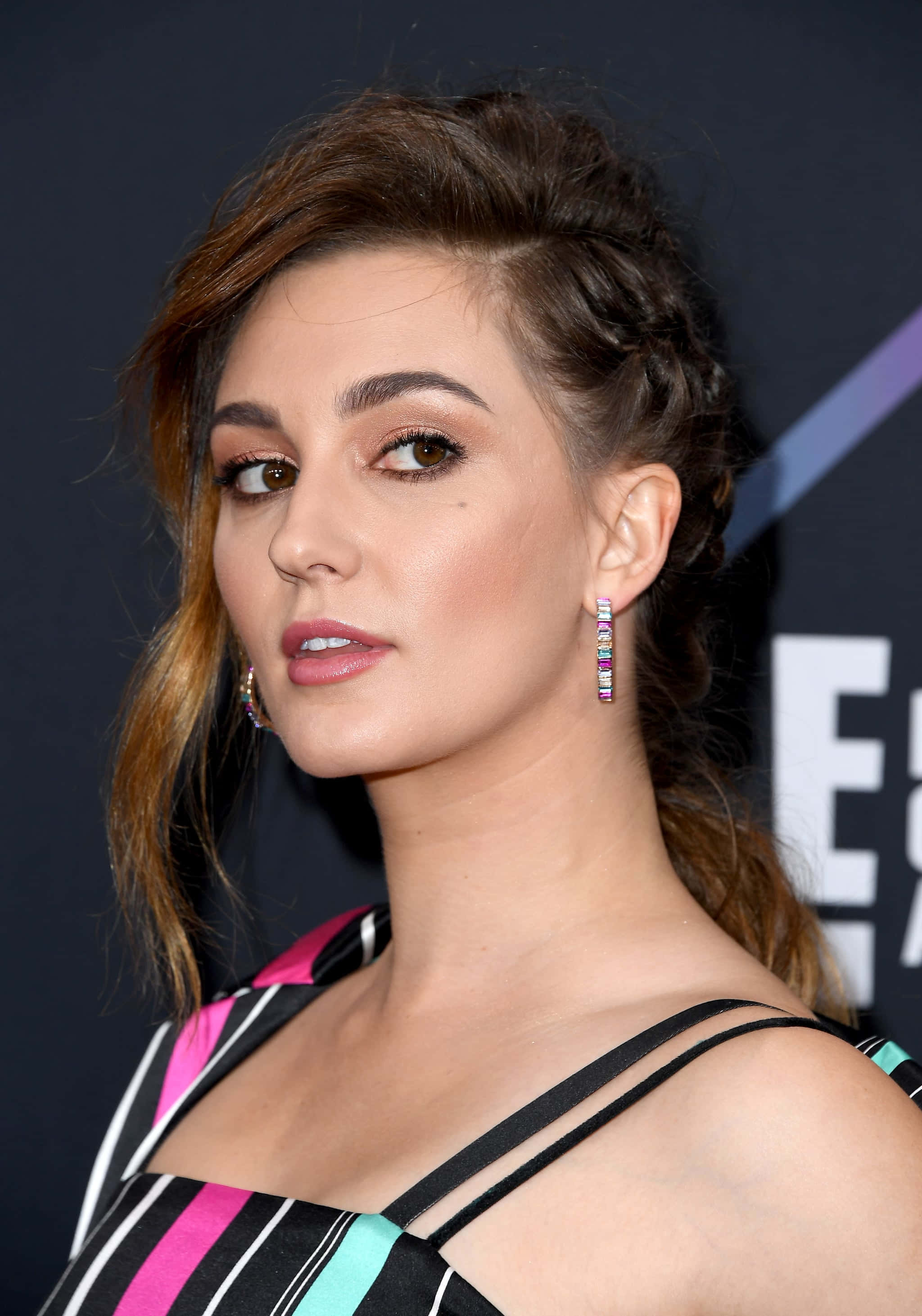 Katherine Barrell, striped dress, colorful earrings, 2K Phone Wallpaper