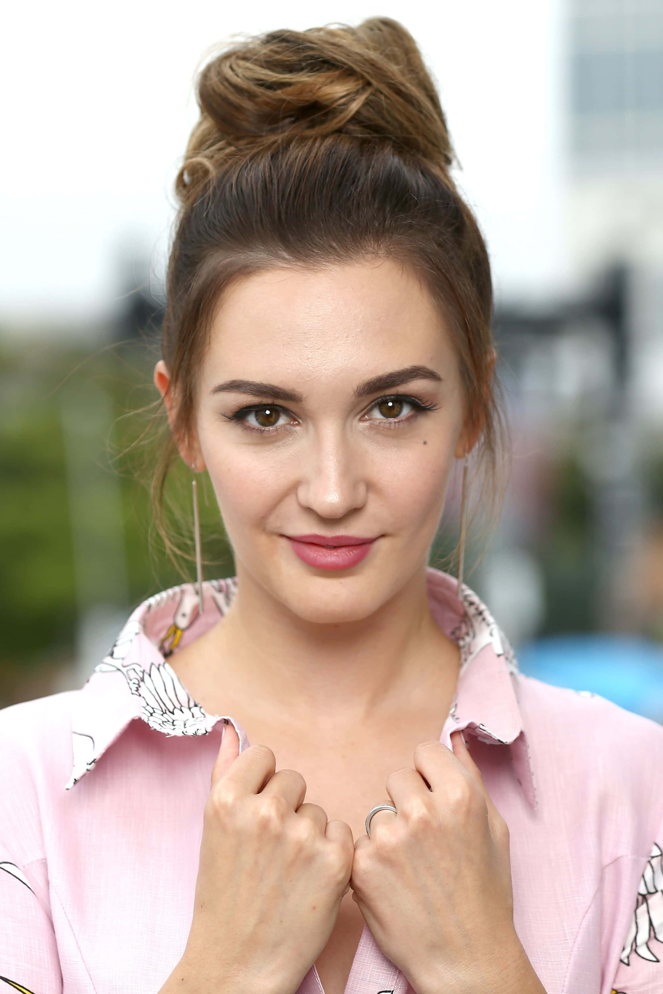 Katherine Barrell, pink top bun hairstyle, high bun, 2K Phone Wallpaper