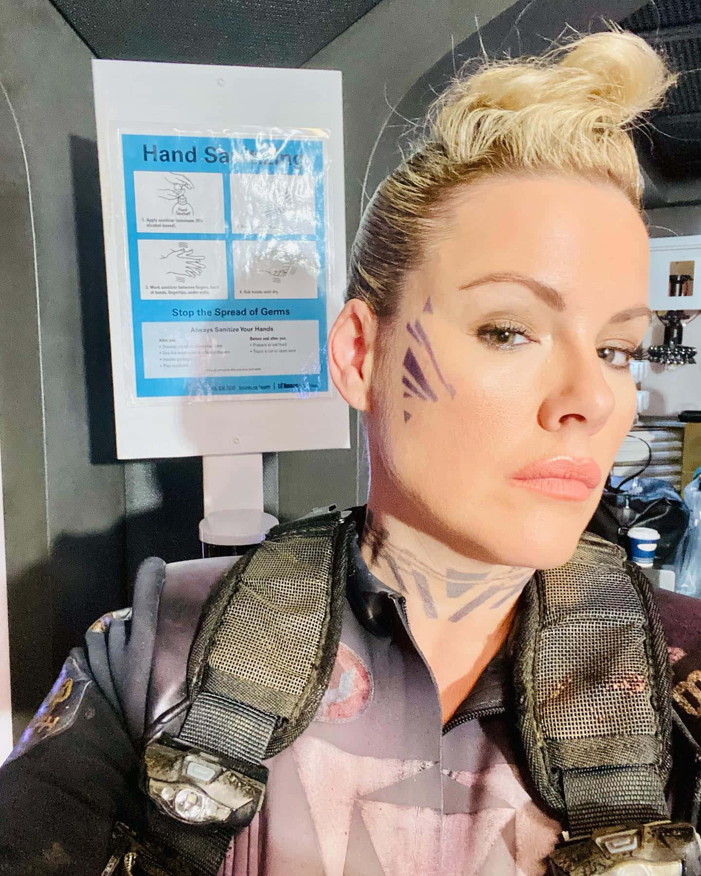 Kathleen Robertson, tactical vest, blonde hair, HD Phone Wallpaper