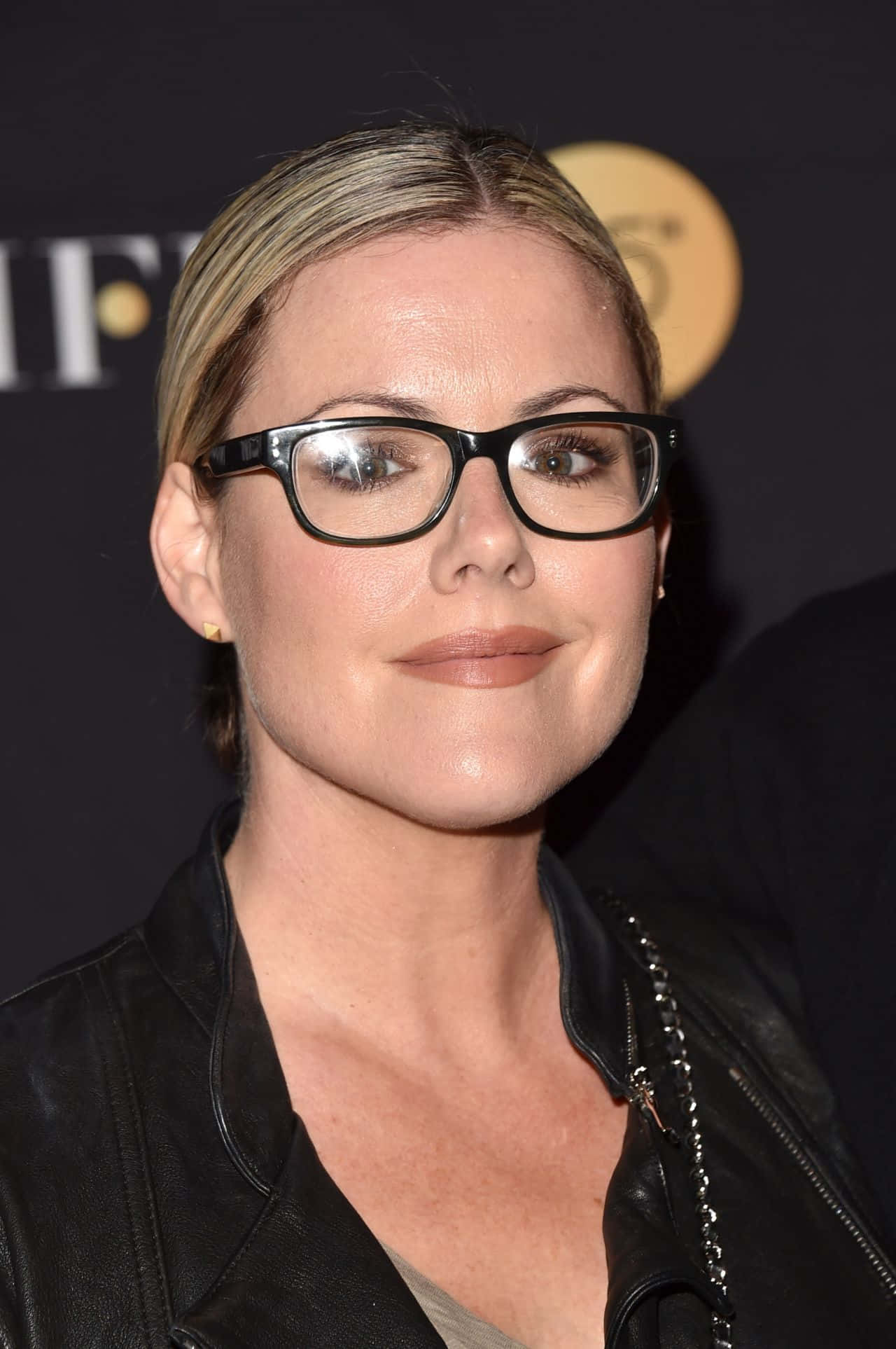 Kathleen Robertson, black leather jacket, black glasses, Full HD Phone Wallpaper