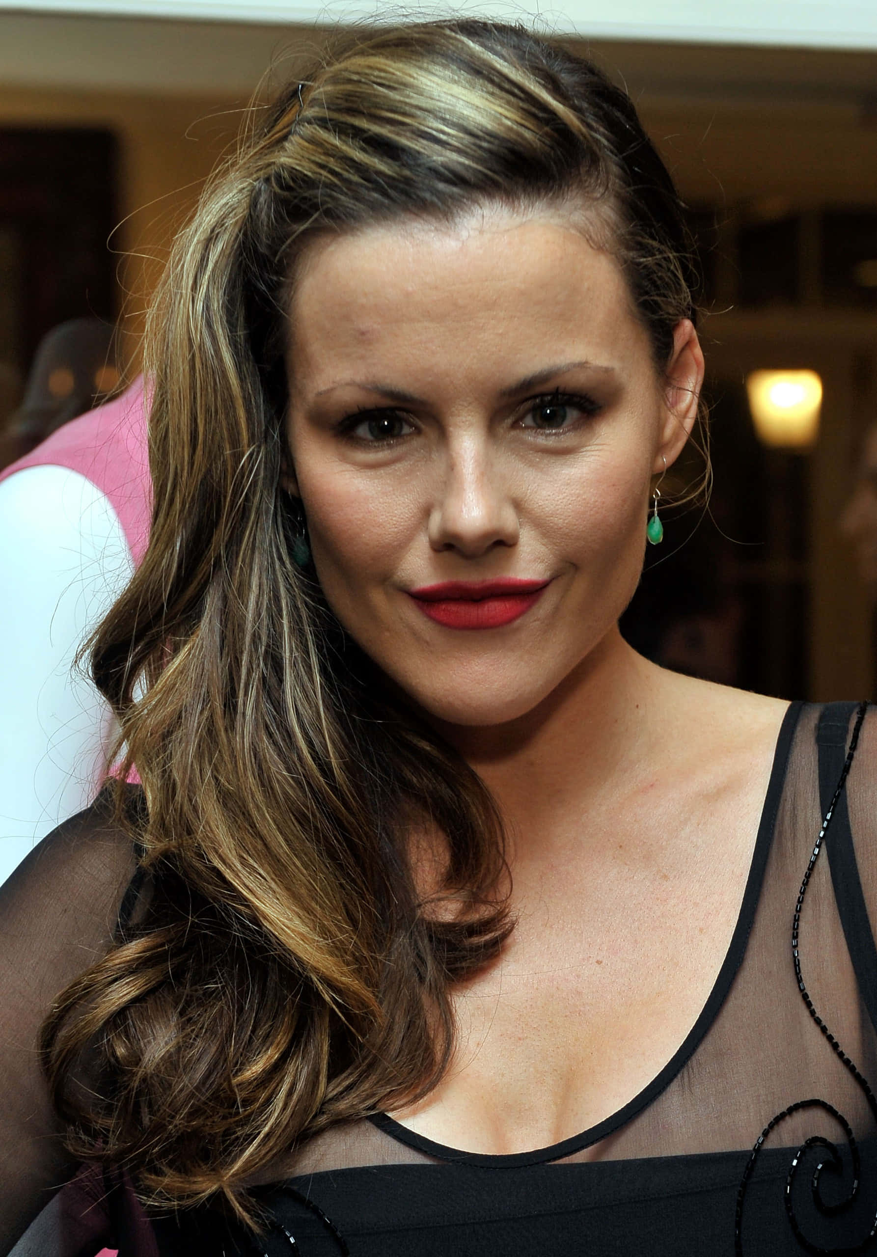 Kathleen Robertson, wavy brown hair, red lipstick, 2K Phone Wallpaper