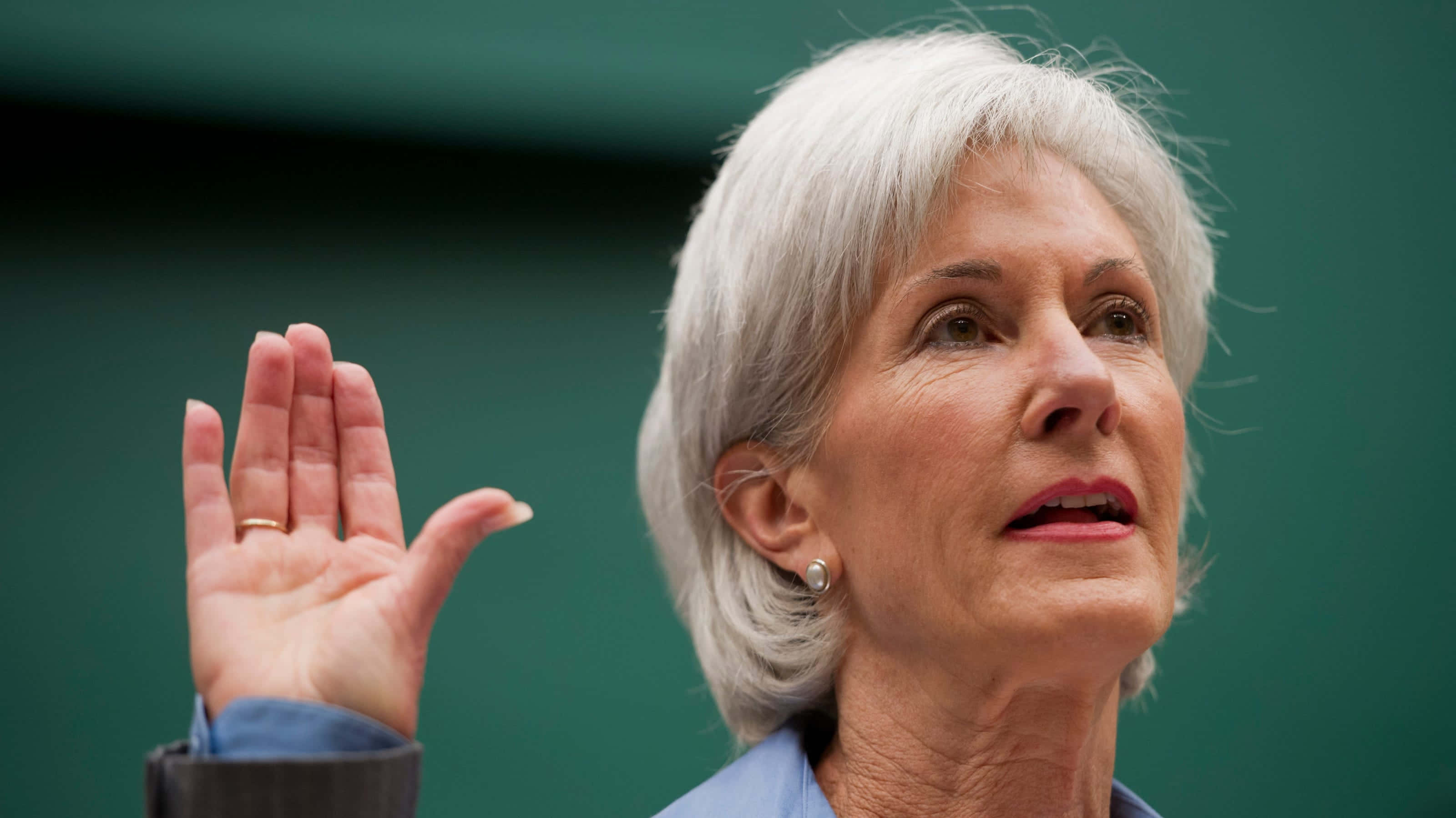 Kathleen Sebelius, white hair, oath-taking gesture, 2K Desktop Wallpaper