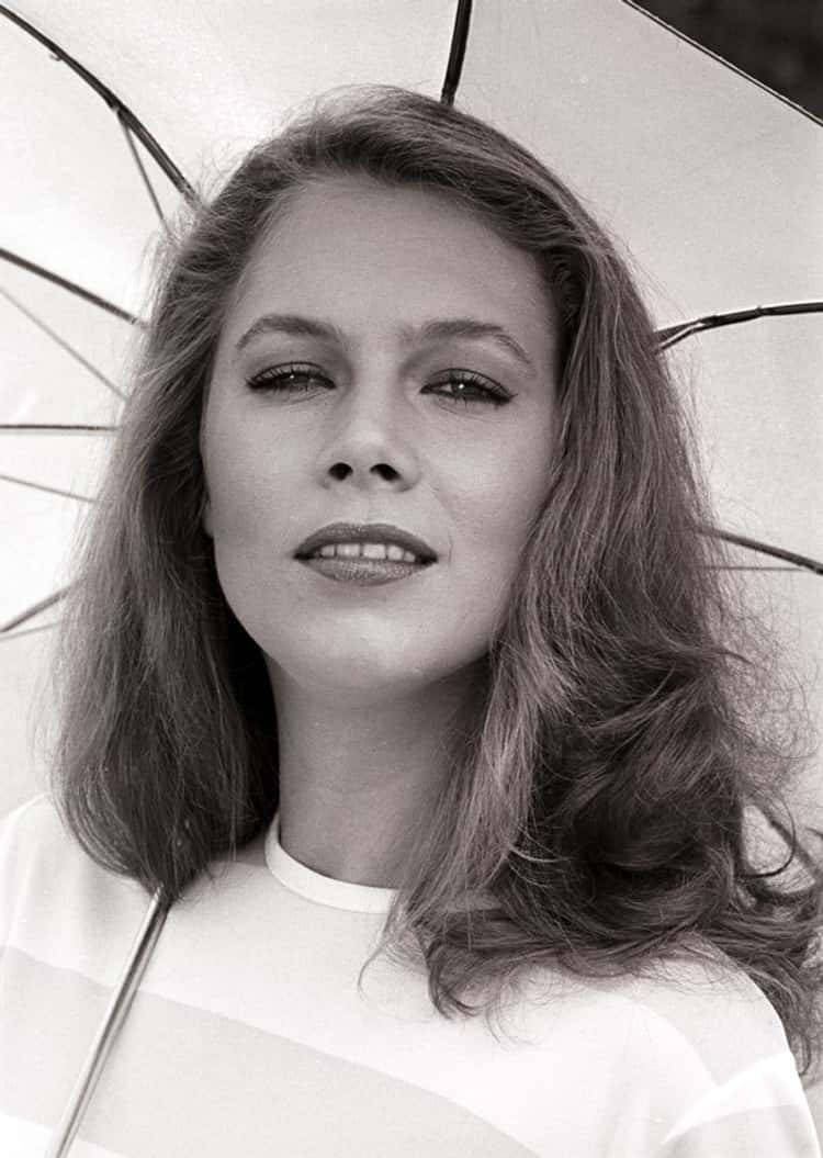 Kathleen Turner, 90s look, black and white portrait, SD Phone Wallpaper