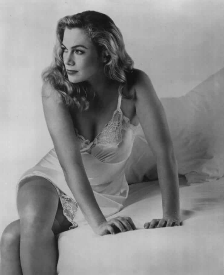 Kathleen Turner, lace lingerie, bed, SD Phone Wallpaper