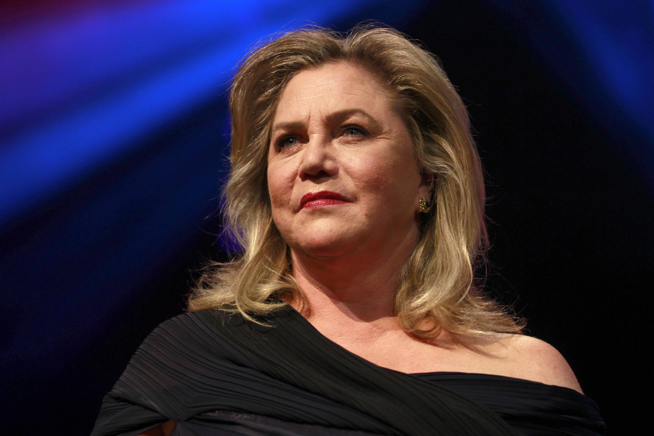 Kathleen Turner, blonde hair, red lipstick, 2K Desktop Wallpaper