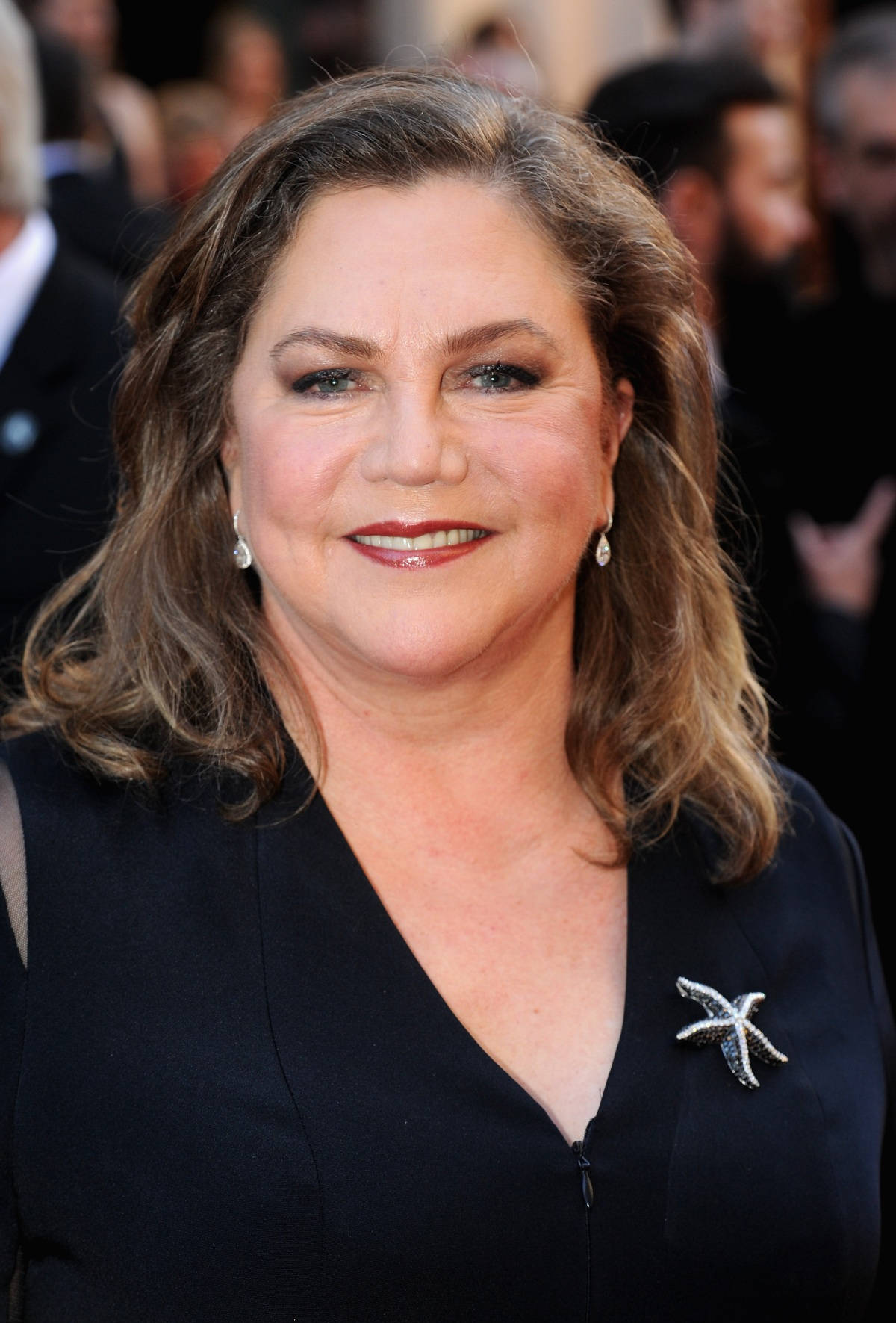 Kathleen Turner, black dress, starfish brooch, HD Phone Wallpaper