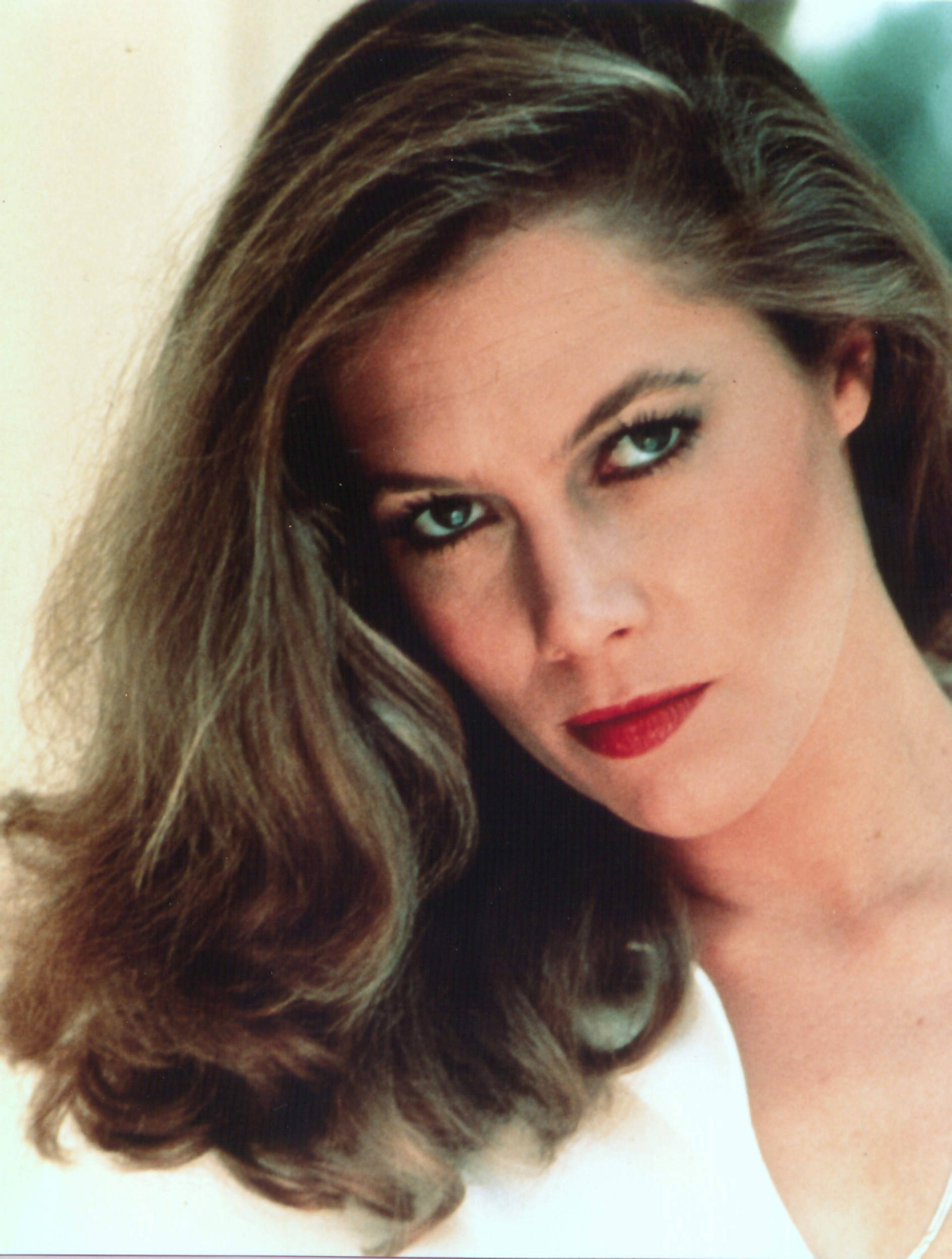 Kathleen Turner, wavy brown hair, striking blue eyes, Full HD Phone Wallpaper