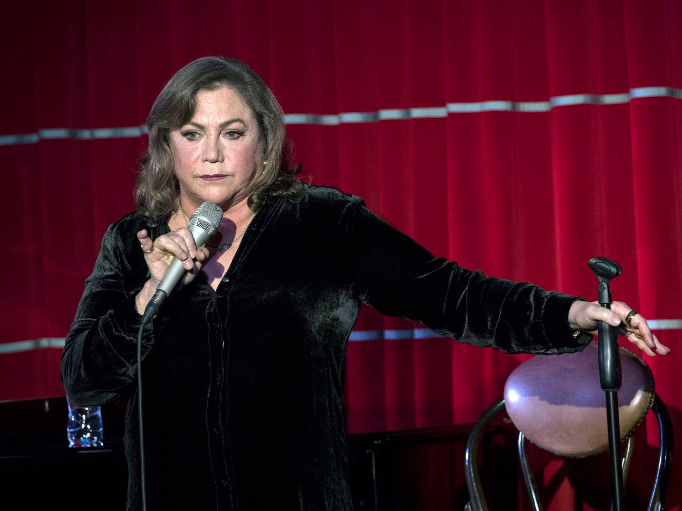 Kathleen Turner, black velvet shirt, microphone, HD Desktop Wallpaper