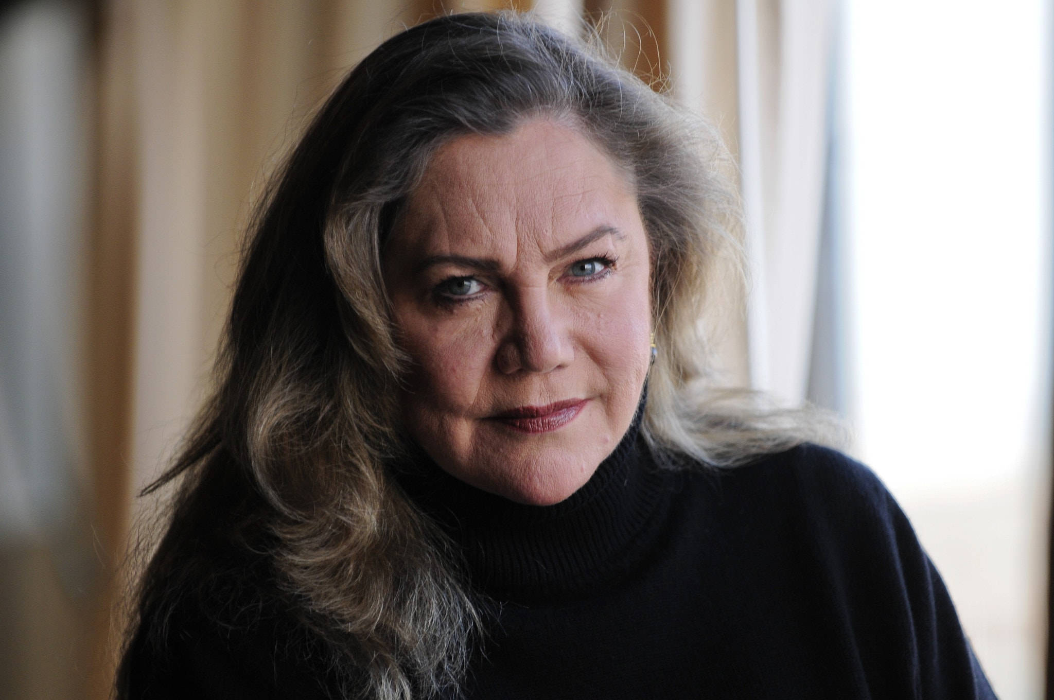 Kathleen Turner, gray-streaked hair, intense blue eyes, Full HD Desktop Wallpaper