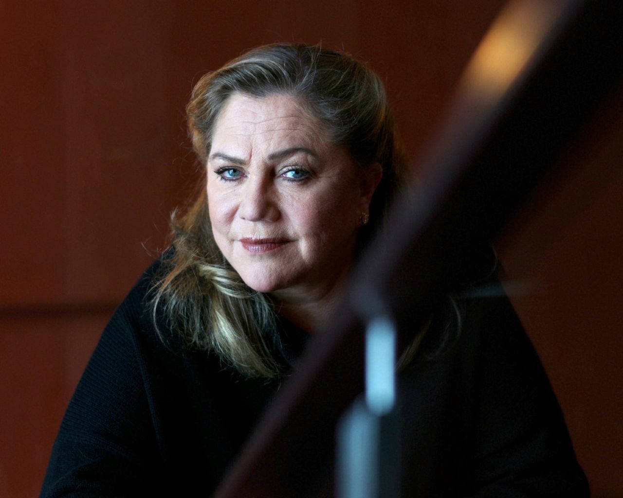 Kathleen Turner, American actress, gray hair, HD Desktop Wallpaper