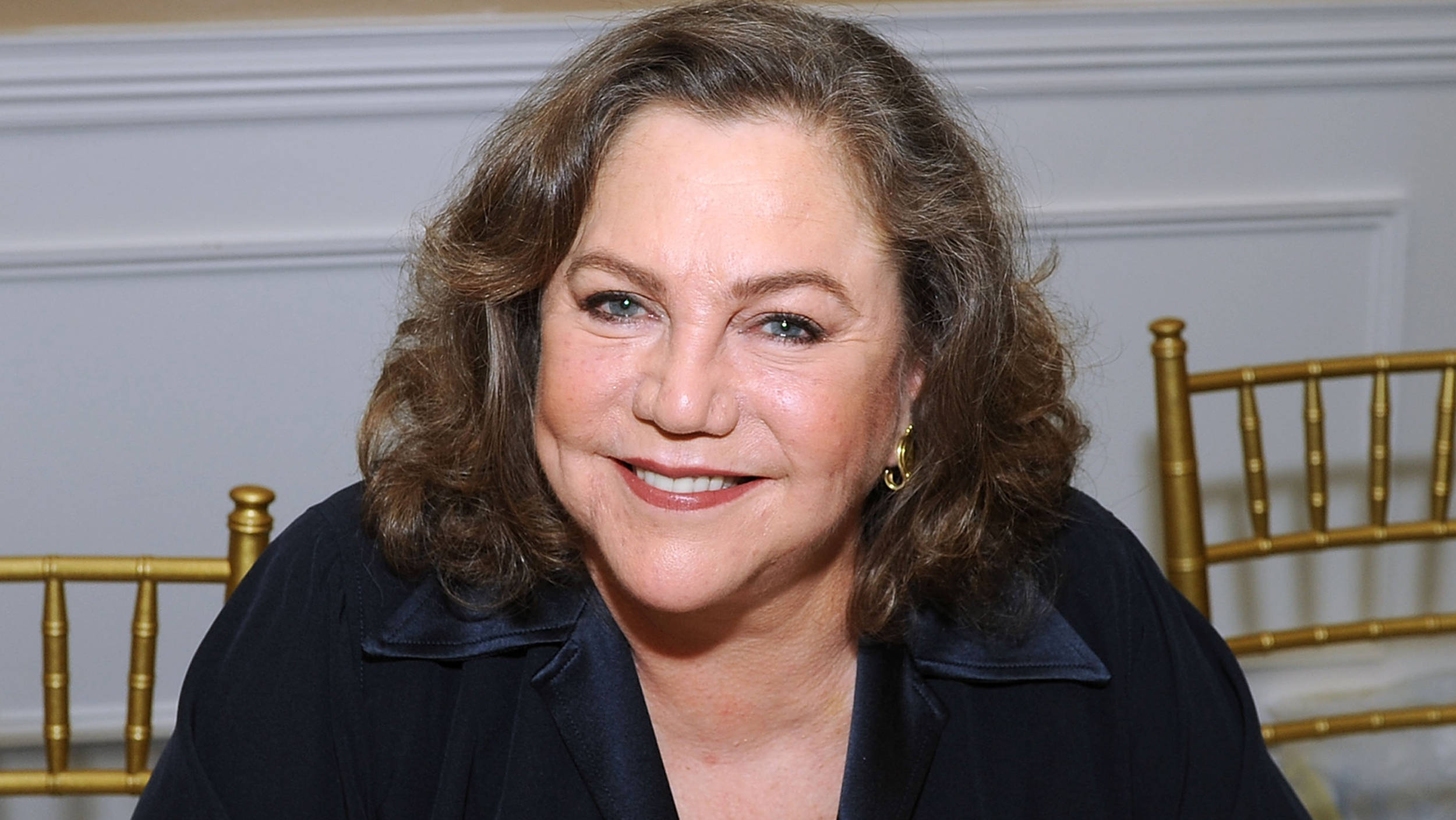 Kathleen Turner, gold chairs, white paneled wall, Full HD Desktop Wallpaper