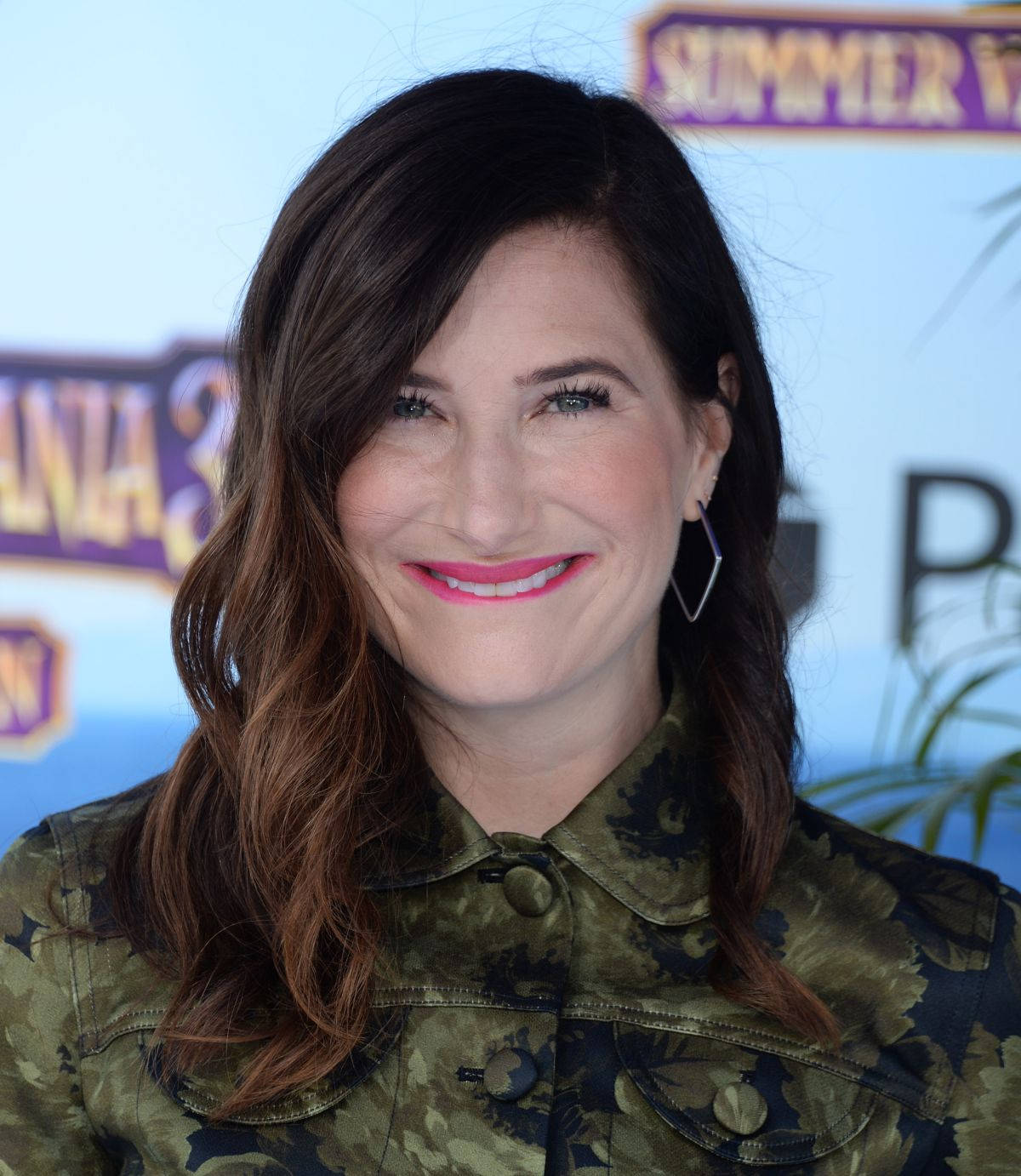 Kathryn Hahn, camouflage jacket, dark wavy hair, HD Phone Wallpaper