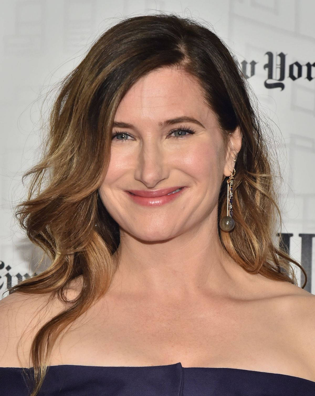 Kathryn Hahn, wavy brown hair, dangling earrings, HD Phone Wallpaper