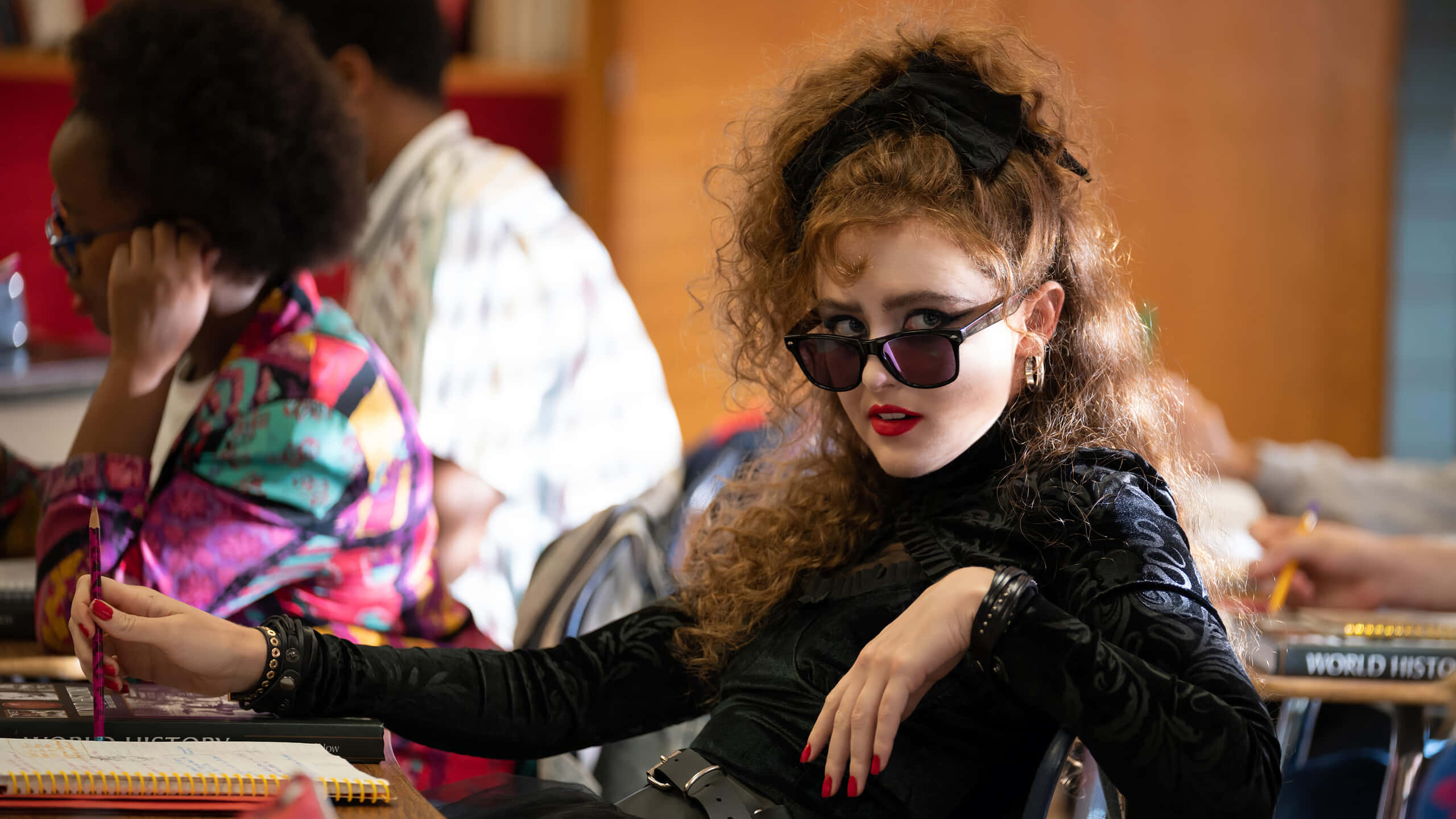 Kathryn Newton, curly hair, sunglasses, 2K Desktop Wallpaper