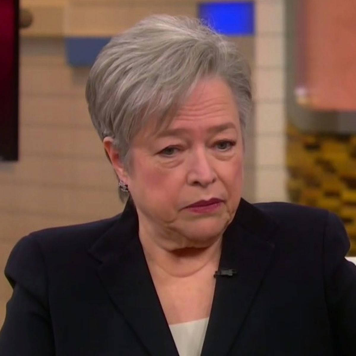 Kathy Bates, short gray hair, dark blazer, SD Desktop Wallpaper