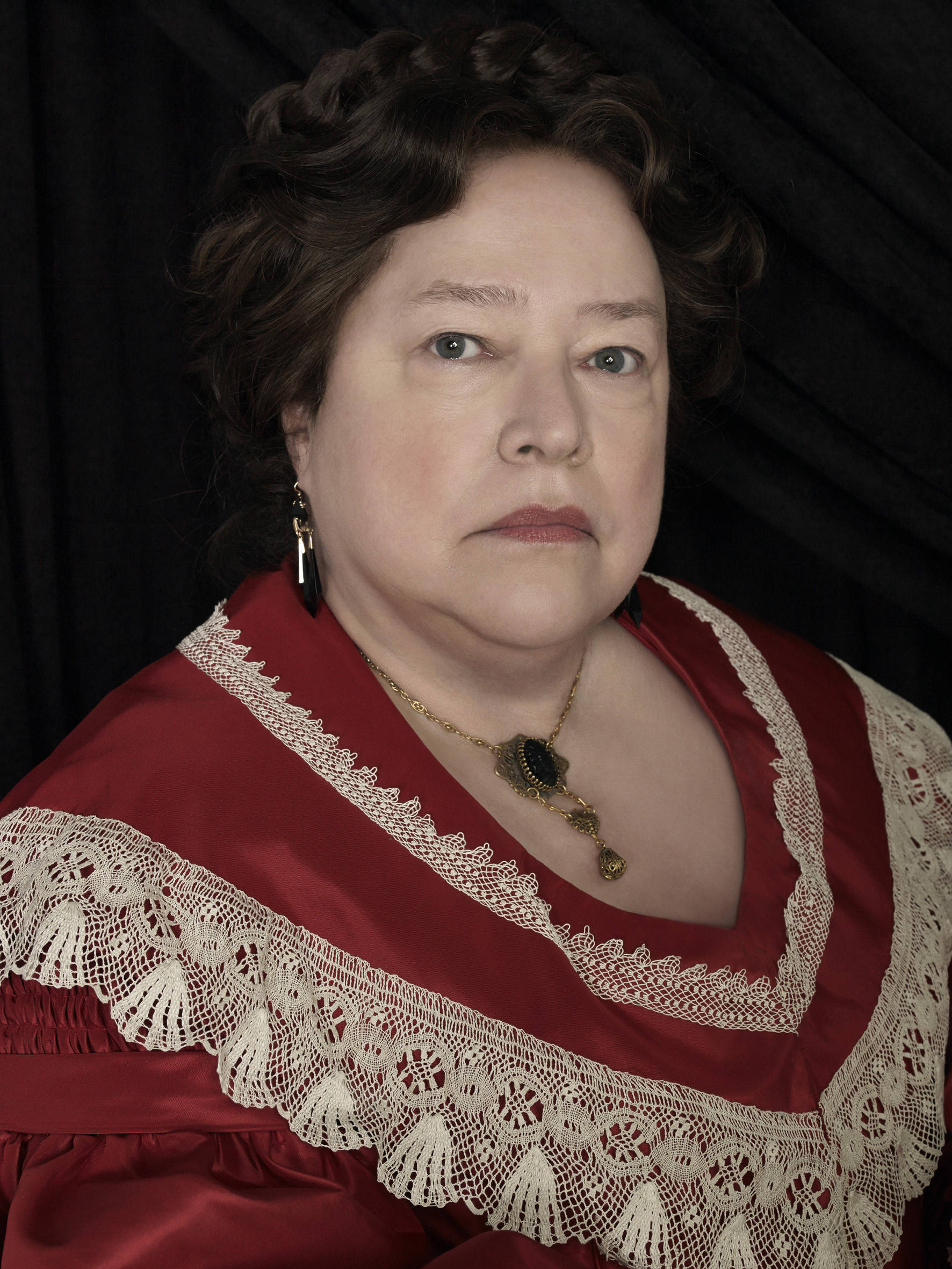 Kathy Bates, royalty role, red lace-trimmed dress, Full HD Phone Wallpaper