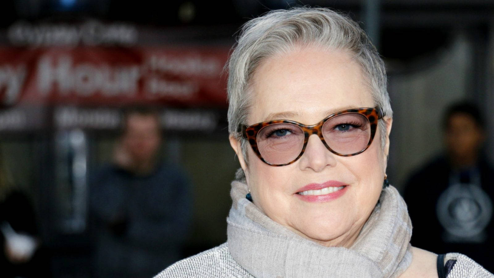 Kathy Bates, short gray hair, tortoiseshell glasses, HD Desktop Wallpaper