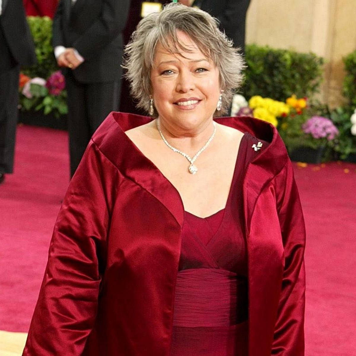 Kathy Bates, red carpet, shimmering red satin gown, SD Desktop Wallpaper