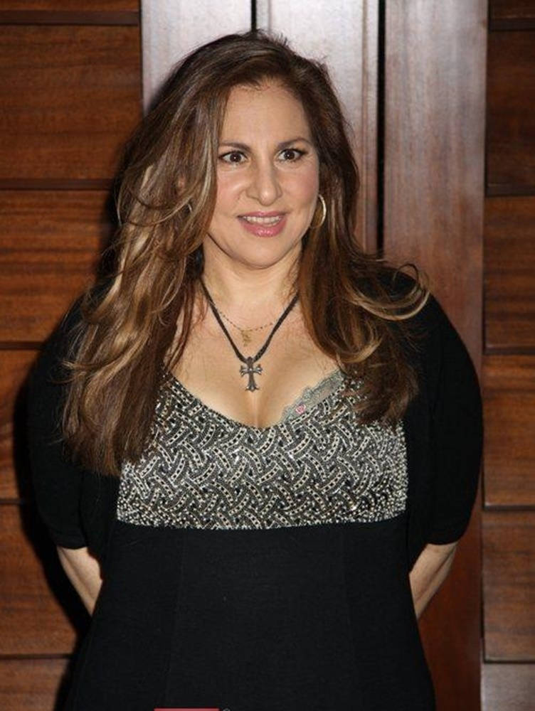 Kathy Najimy, wooden background, long wavy brown hair, SD Phone Wallpaper