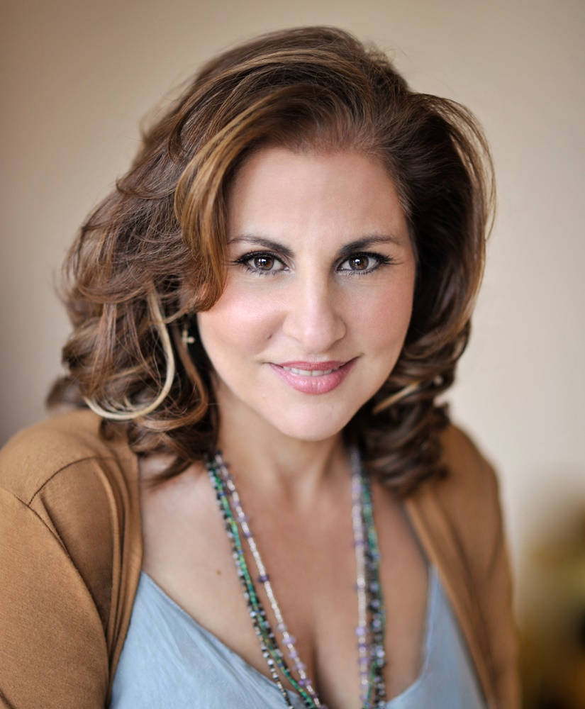 Kathy Najimy, wavy brown hair, beaded necklace, SD Phone Wallpaper