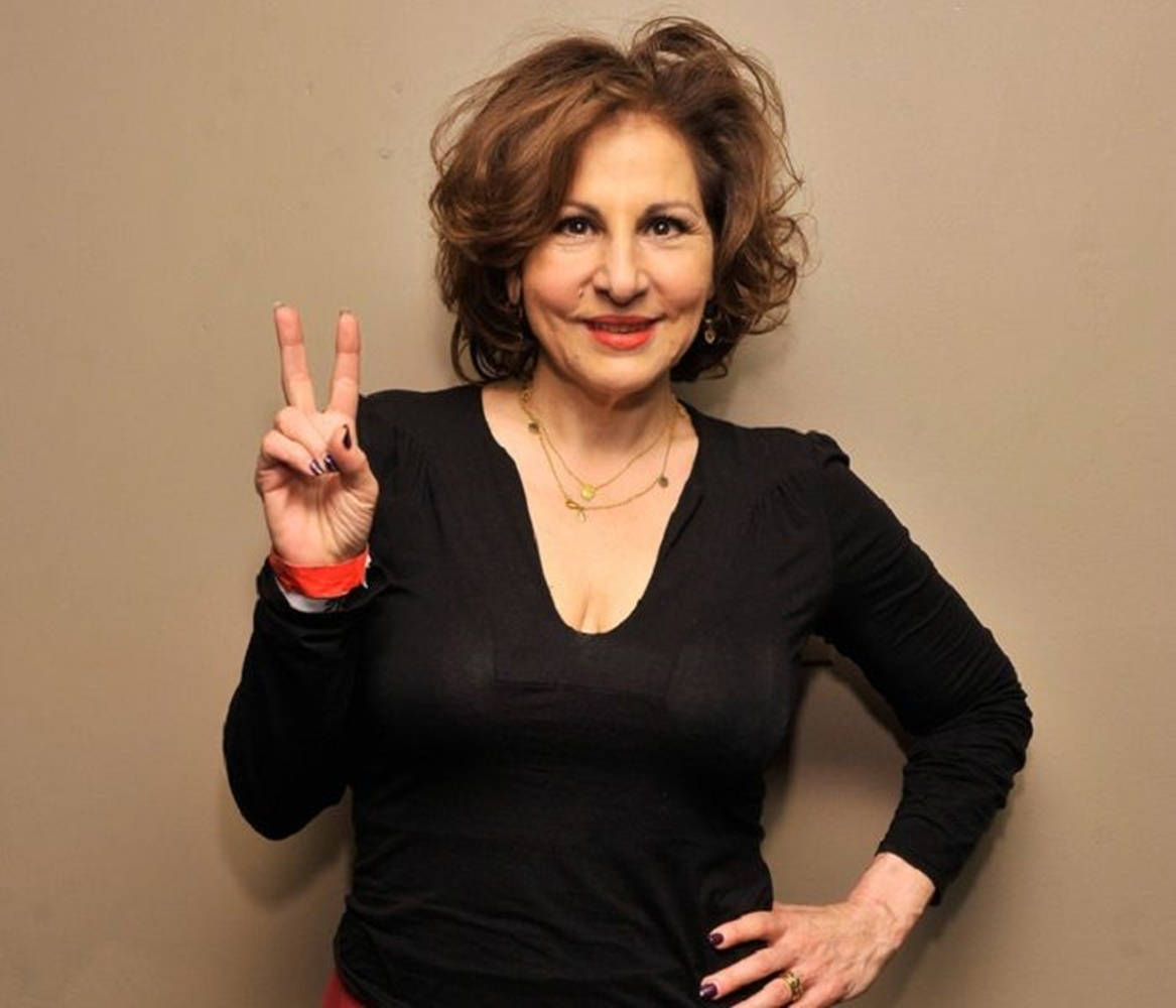 Kathy Najimy, peace sign, curly brown hair, SD Desktop Wallpaper