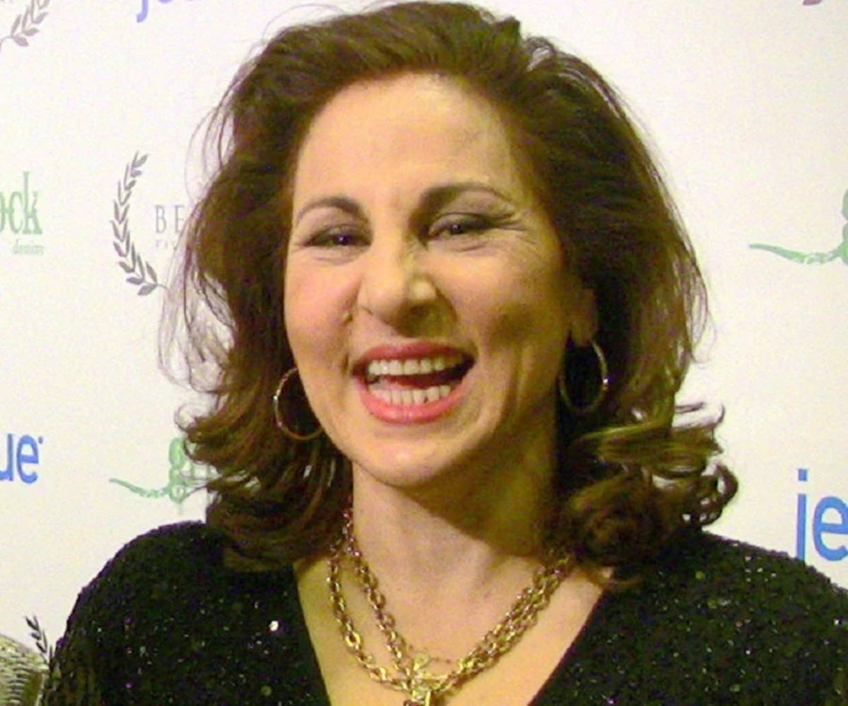 Kathy Najimy, brown hair, hoop earrings, SD Desktop Wallpaper