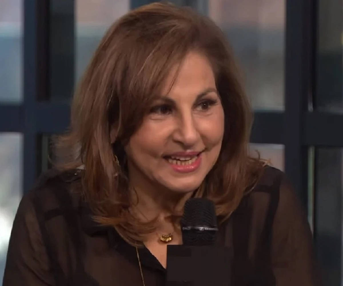 Kathy Najimy, brown hair, microphone, SD Desktop Wallpaper