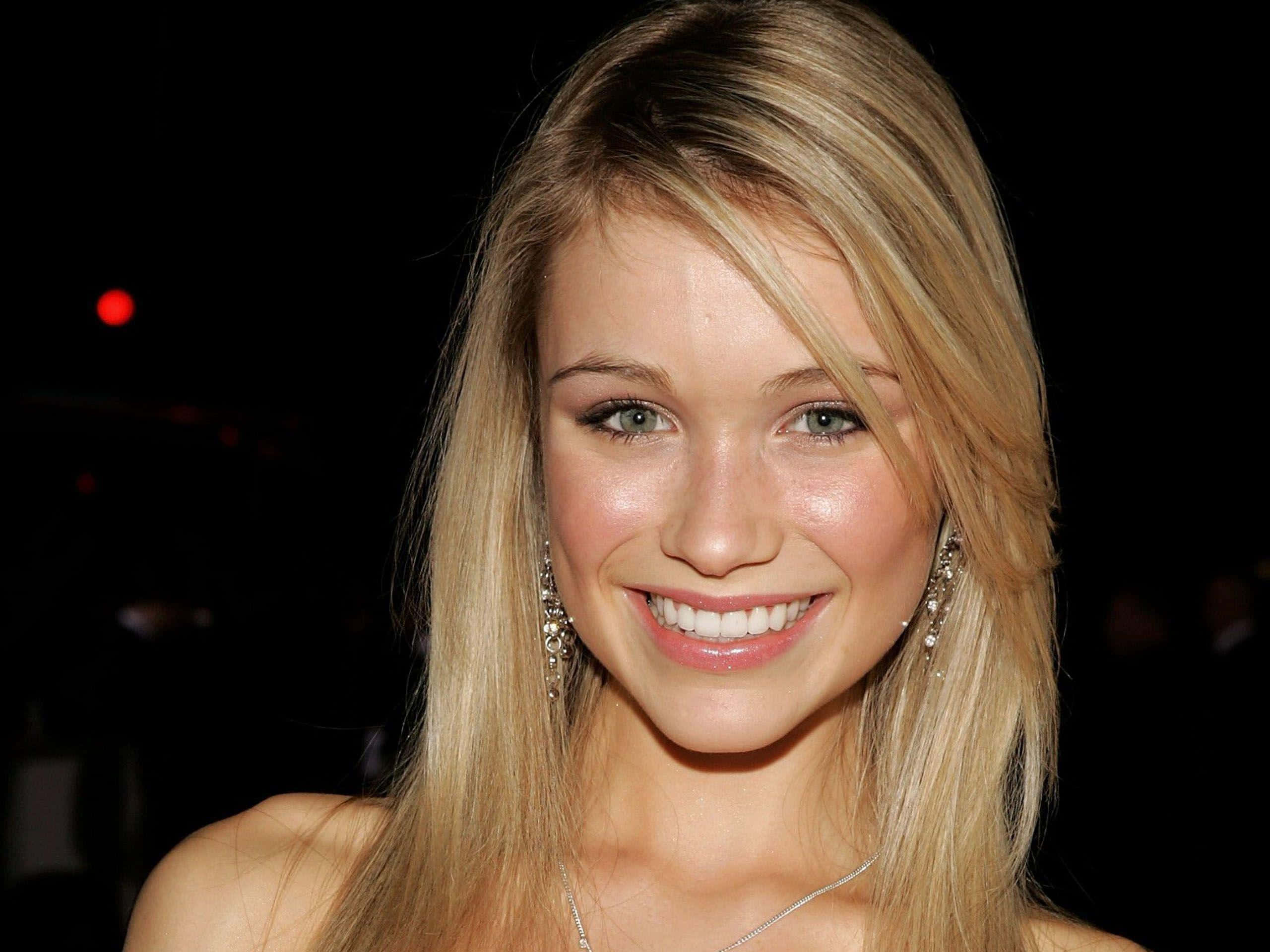 Katrina Bowden, blonde, sparkling green eyes, 2K Desktop Wallpaper