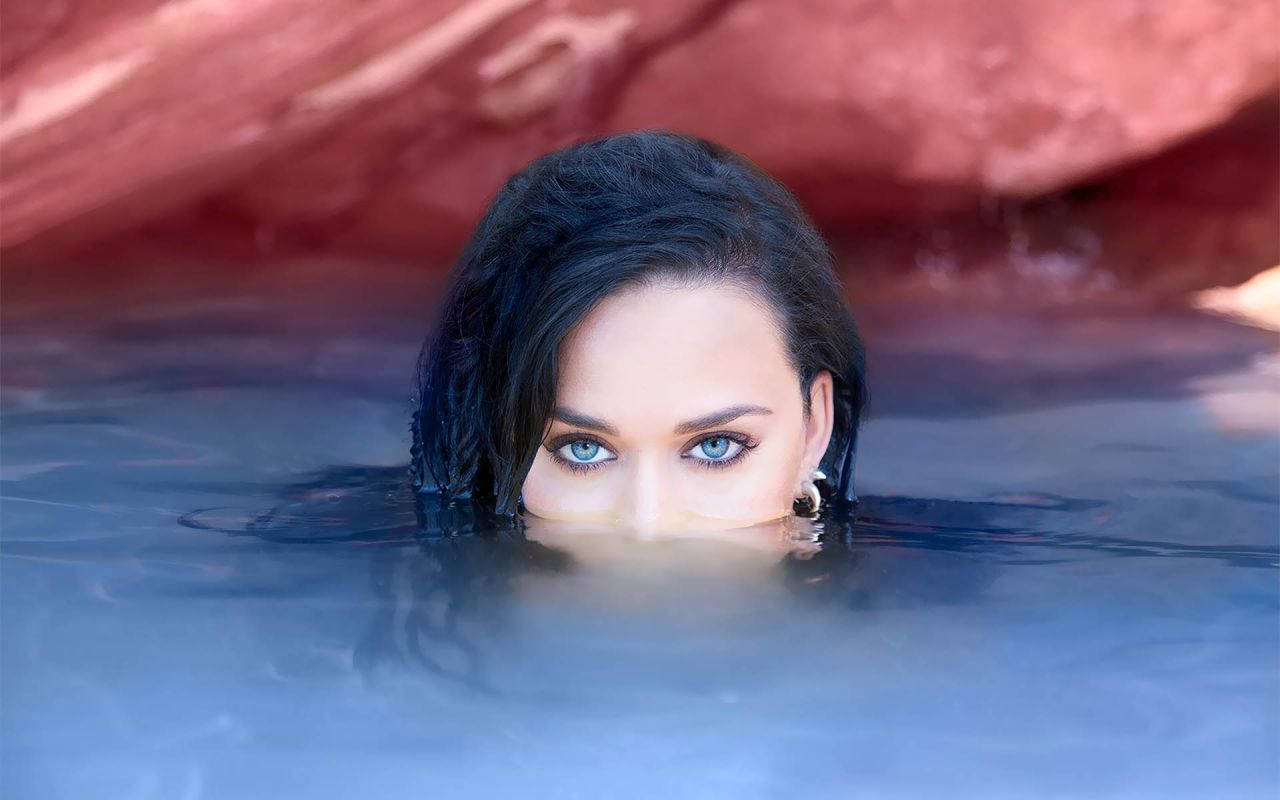 Katy Perry, blue water, reddish rock formations, HD Desktop Wallpaper