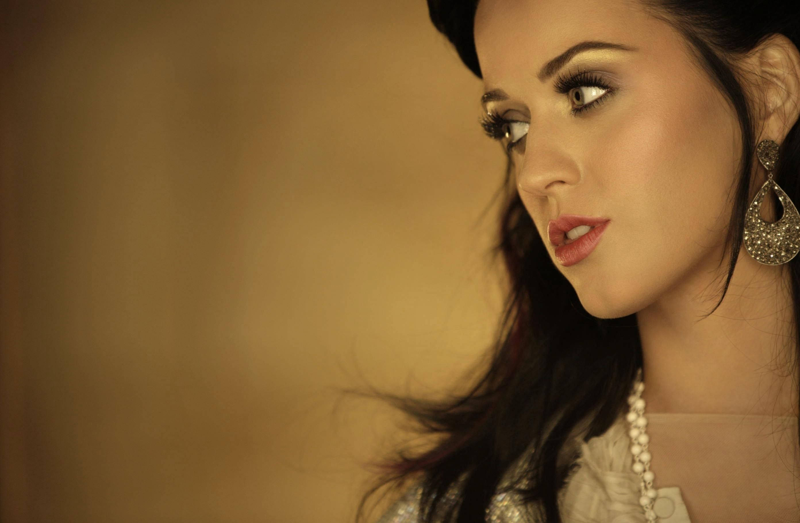 Katy Perry, dark hair, glittery eye makeup, 2K Desktop Wallpaper
