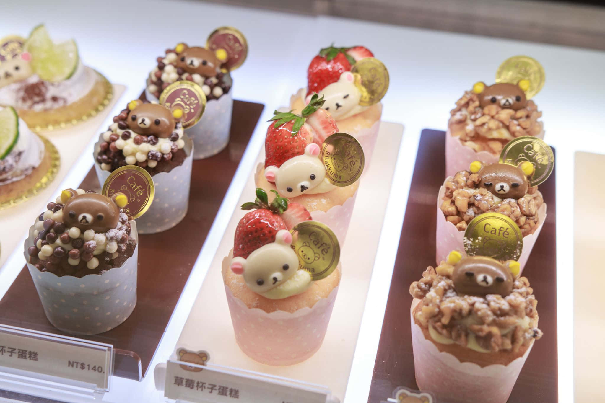 Kawaii Dessert, bear-themed cupcakes, strawberries, Full HD Desktop Wallpaper