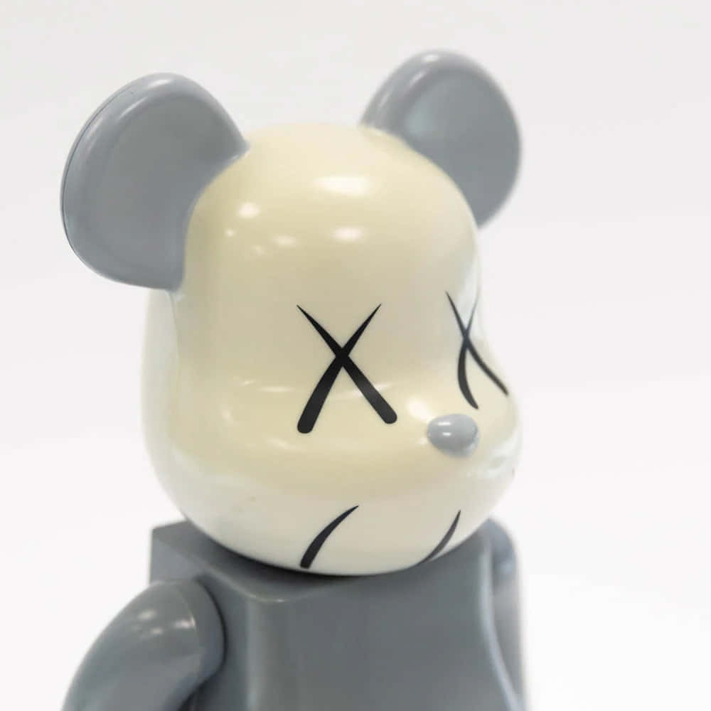 Kaws Bearbrick, glossy cream and gray, black X eyes, SD Desktop Wallpaper